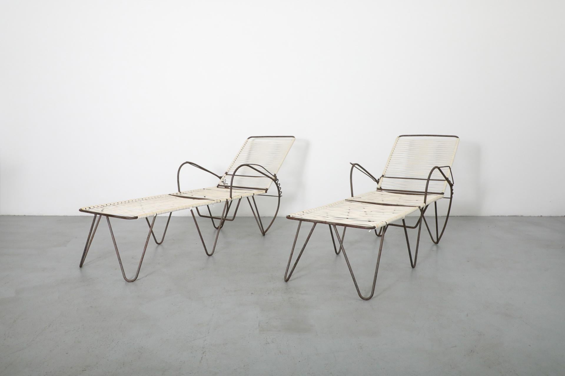 Ein Paar von Walter Lamb inspirierte Chaiselounge-Stühle für den Außenbereich am Pool (Moderne der Mitte des Jahrhunderts) im Angebot