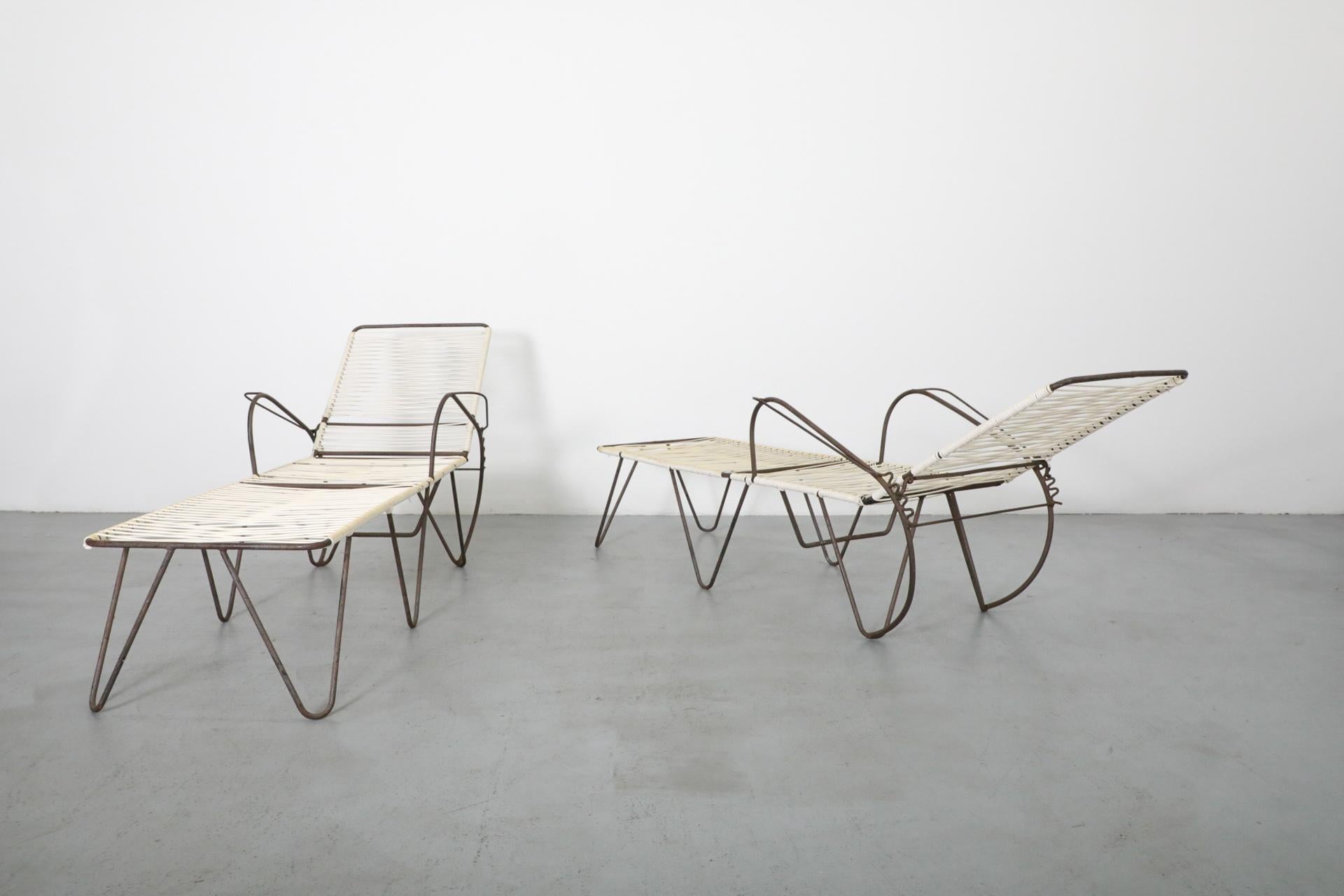 Ein Paar von Walter Lamb inspirierte Chaiselounge-Stühle für den Außenbereich am Pool (20. Jahrhundert) im Angebot
