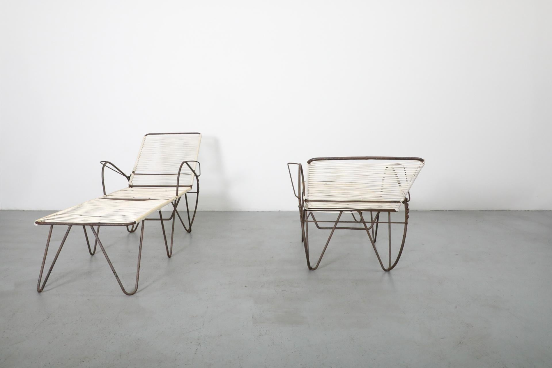 Ein Paar von Walter Lamb inspirierte Chaiselounge-Stühle für den Außenbereich am Pool (Metall) im Angebot