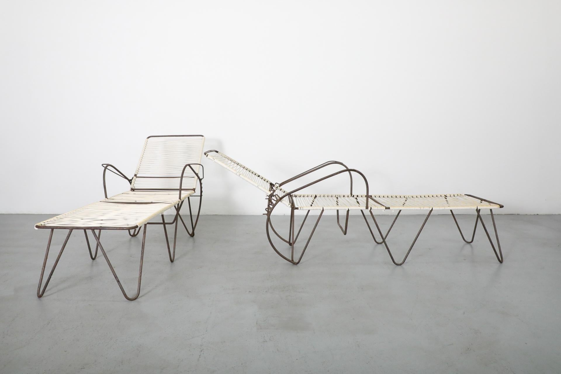 Ein Paar von Walter Lamb inspirierte Chaiselounge-Stühle für den Außenbereich am Pool im Angebot 1