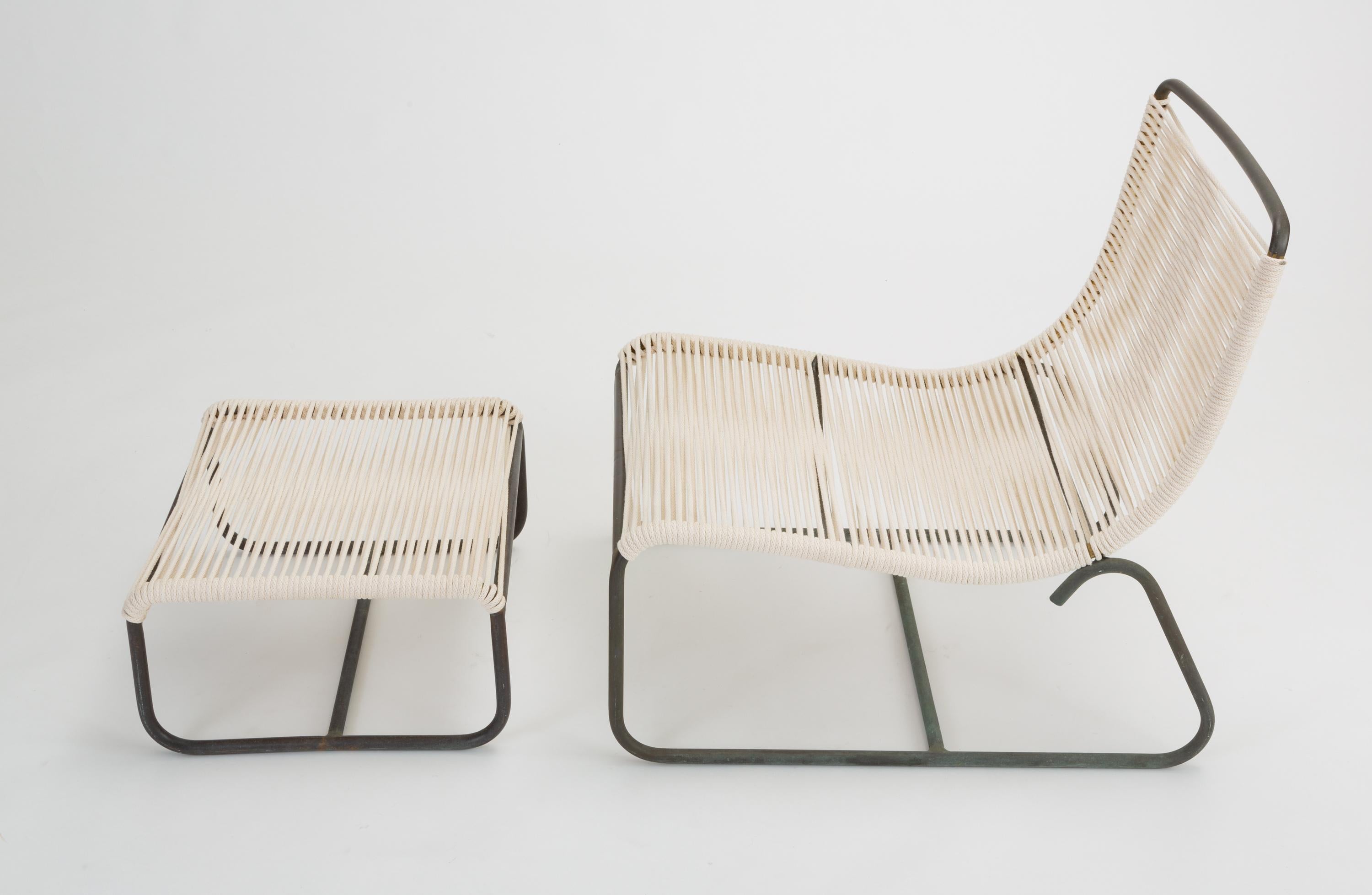 Pair of Walter Lamb Sleigh Chairs with Single Ottoman (Moderne der Mitte des Jahrhunderts)