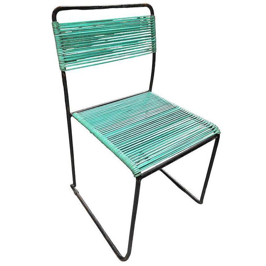 Un sofisticato set di due sedie da terrazza per esterni nello stile di Walter Lamb incarna l'eleganza scultorea del design sperimentale di metà secolo. Queste sedie sono caratterizzate da telai tubolari in ferro, rifiniti in un elegante nero che ne