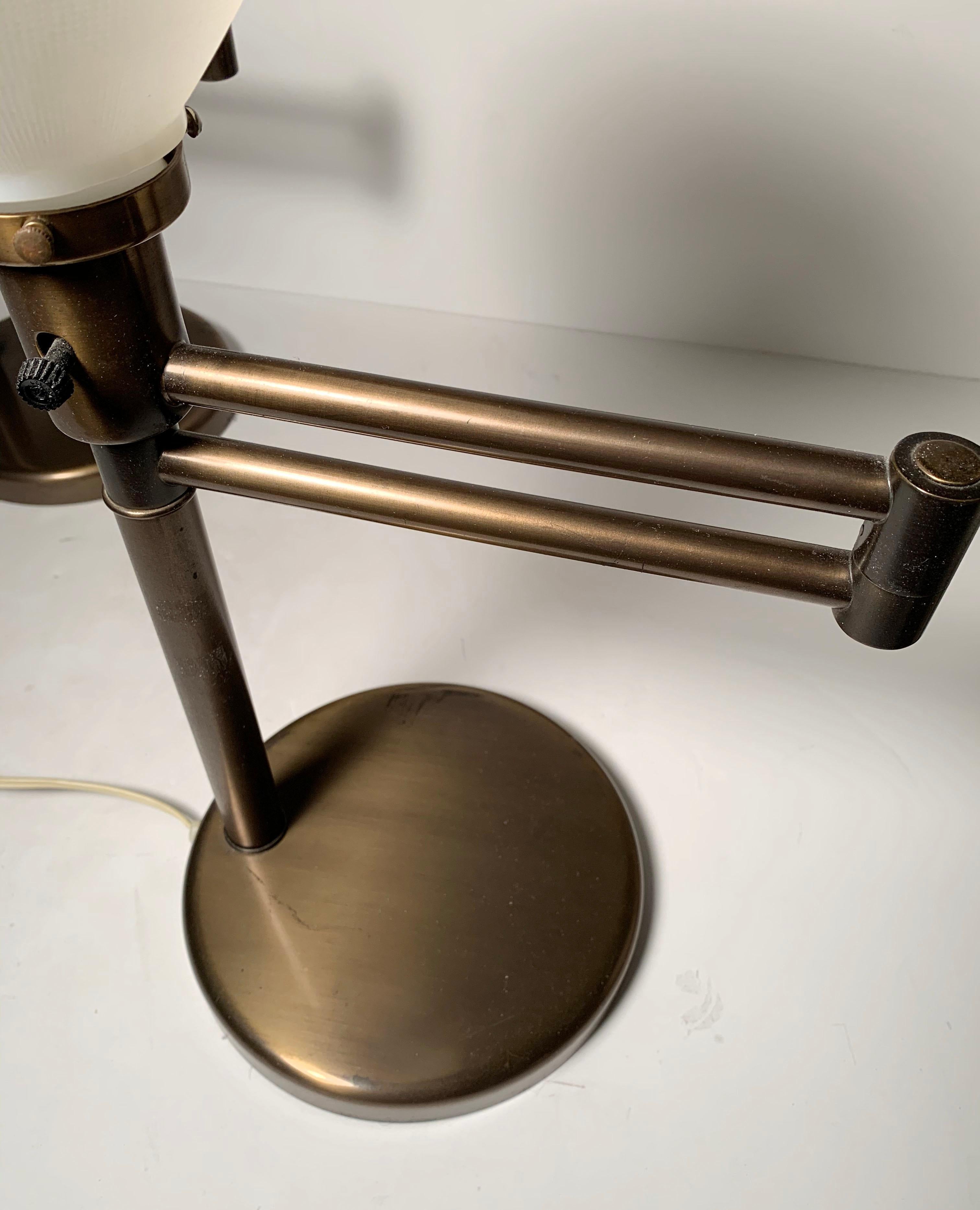 Walter Von Nessen paire de lampes de bureau vintage à bras pivotants en finition bronze Bon état - En vente à Chicago, IL