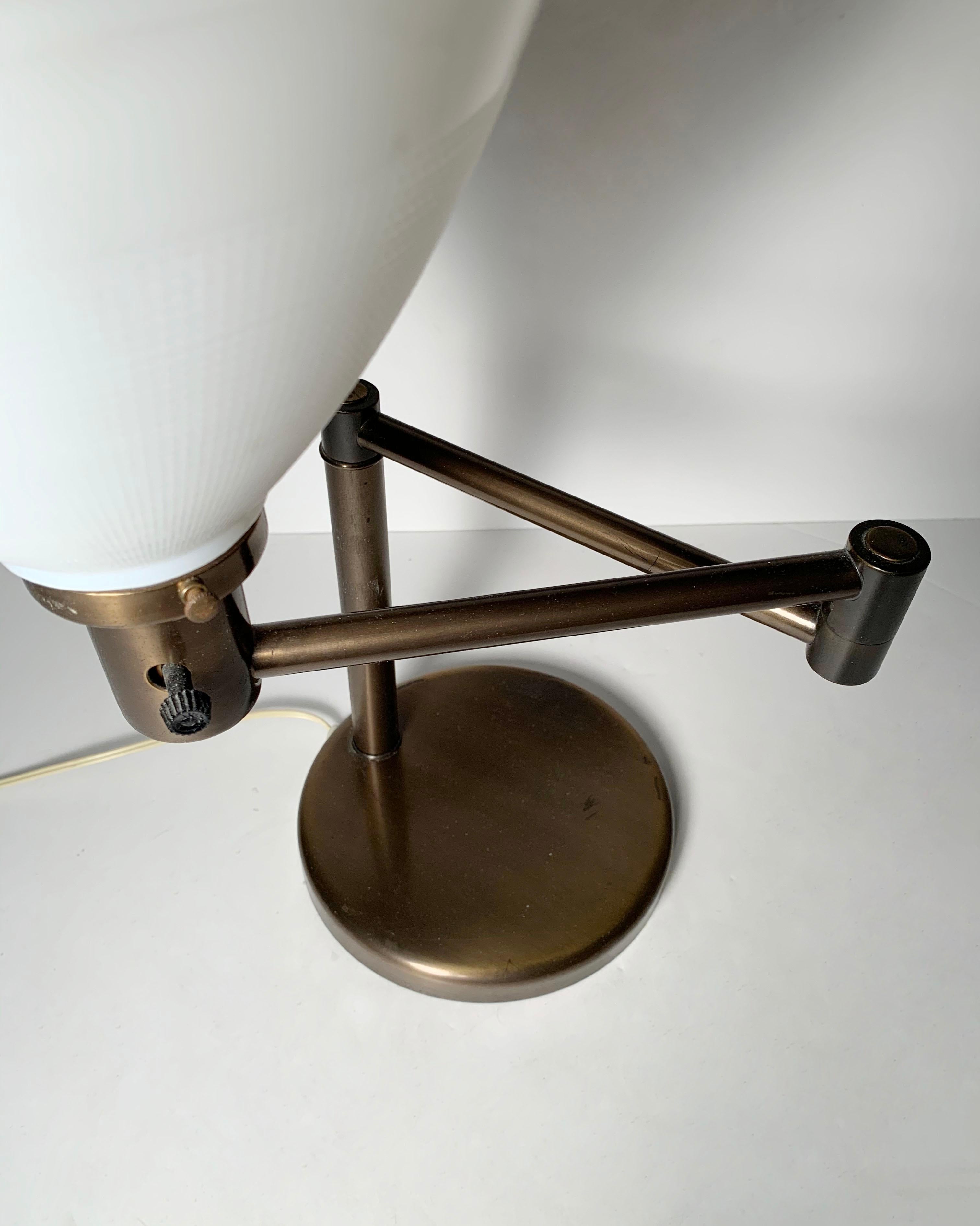 Métal Walter Von Nessen paire de lampes de bureau vintage à bras pivotants en finition bronze en vente