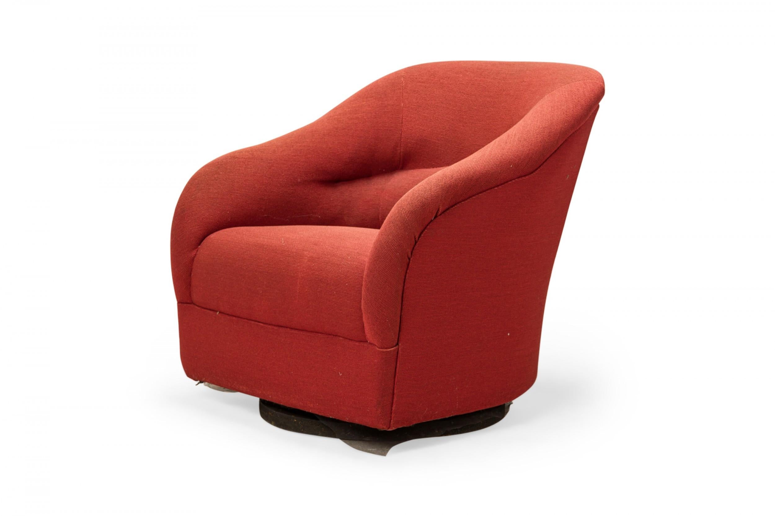 Mid-Century Modern Paire de chaises longues pivotantes tapissées rouge clair Ward Bennett pour Brickel en vente