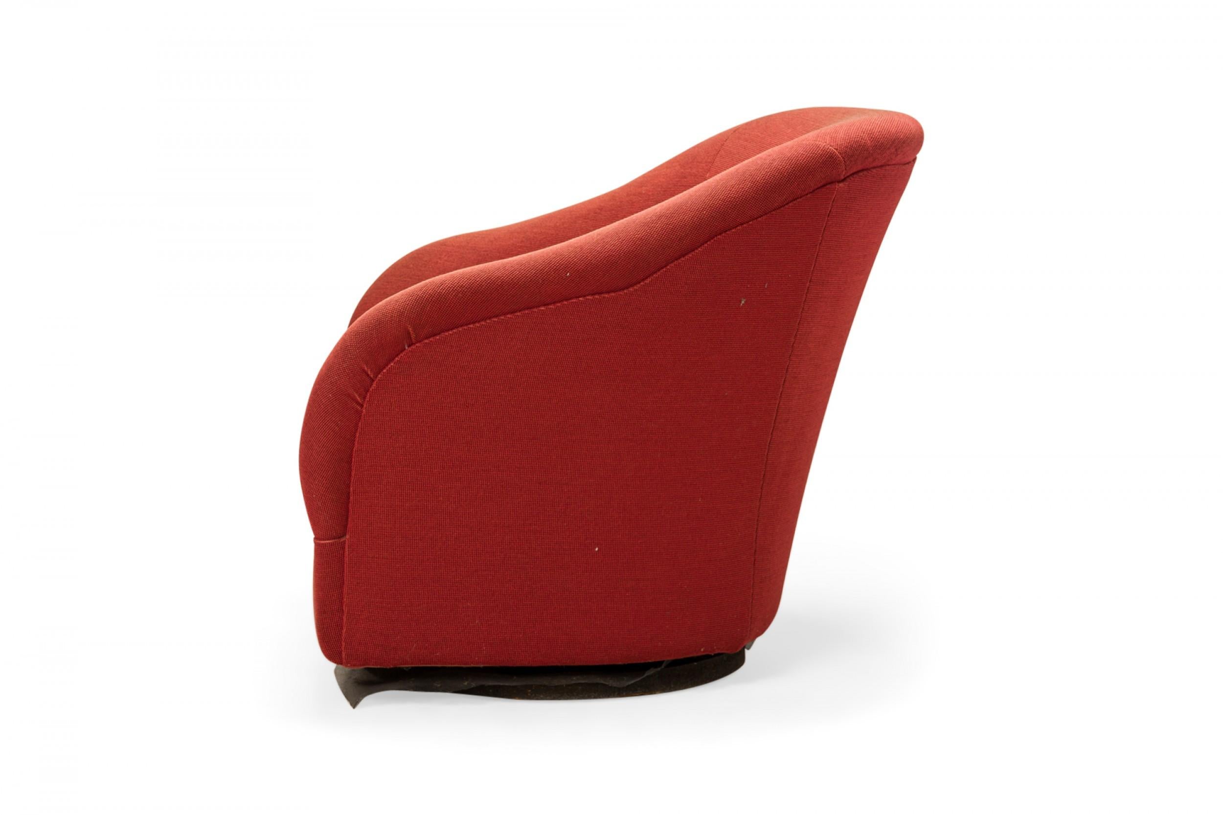 Américain Paire de chaises longues pivotantes tapissées rouge clair Ward Bennett pour Brickel en vente