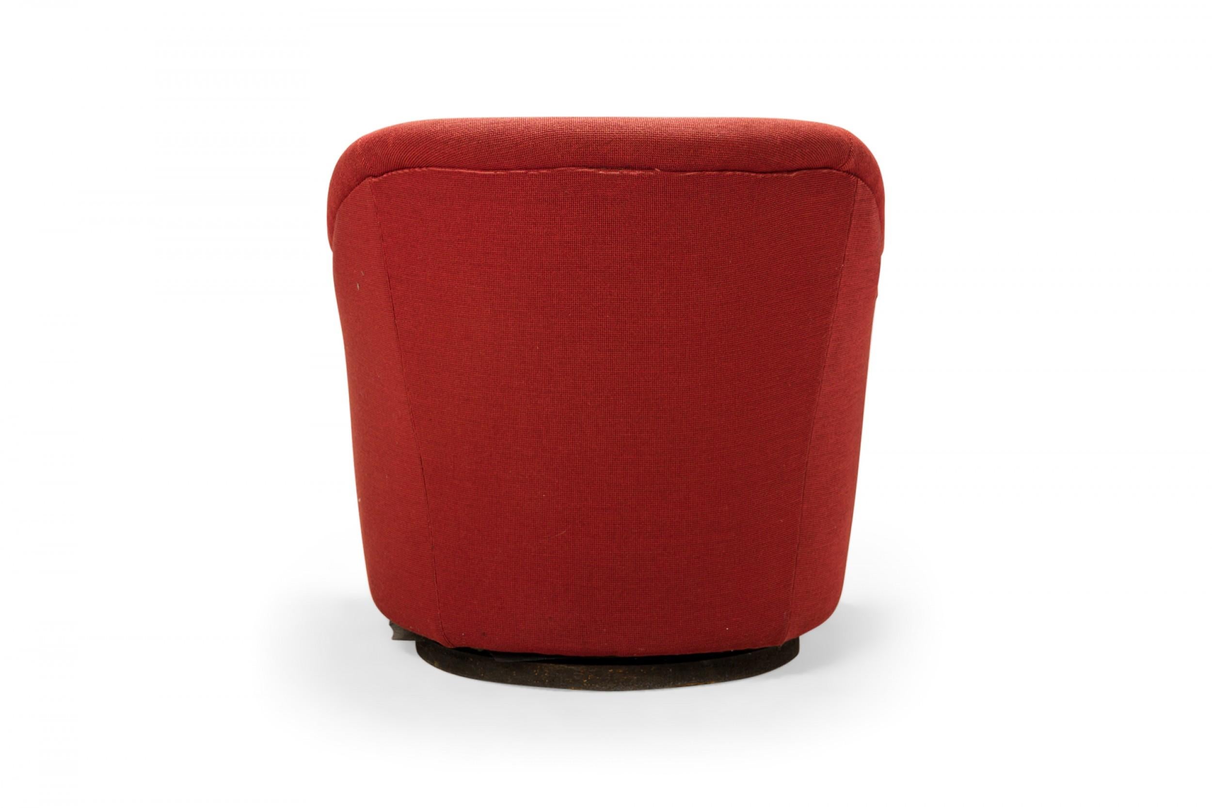 20ième siècle Paire de chaises longues pivotantes tapissées rouge clair Ward Bennett pour Brickel en vente