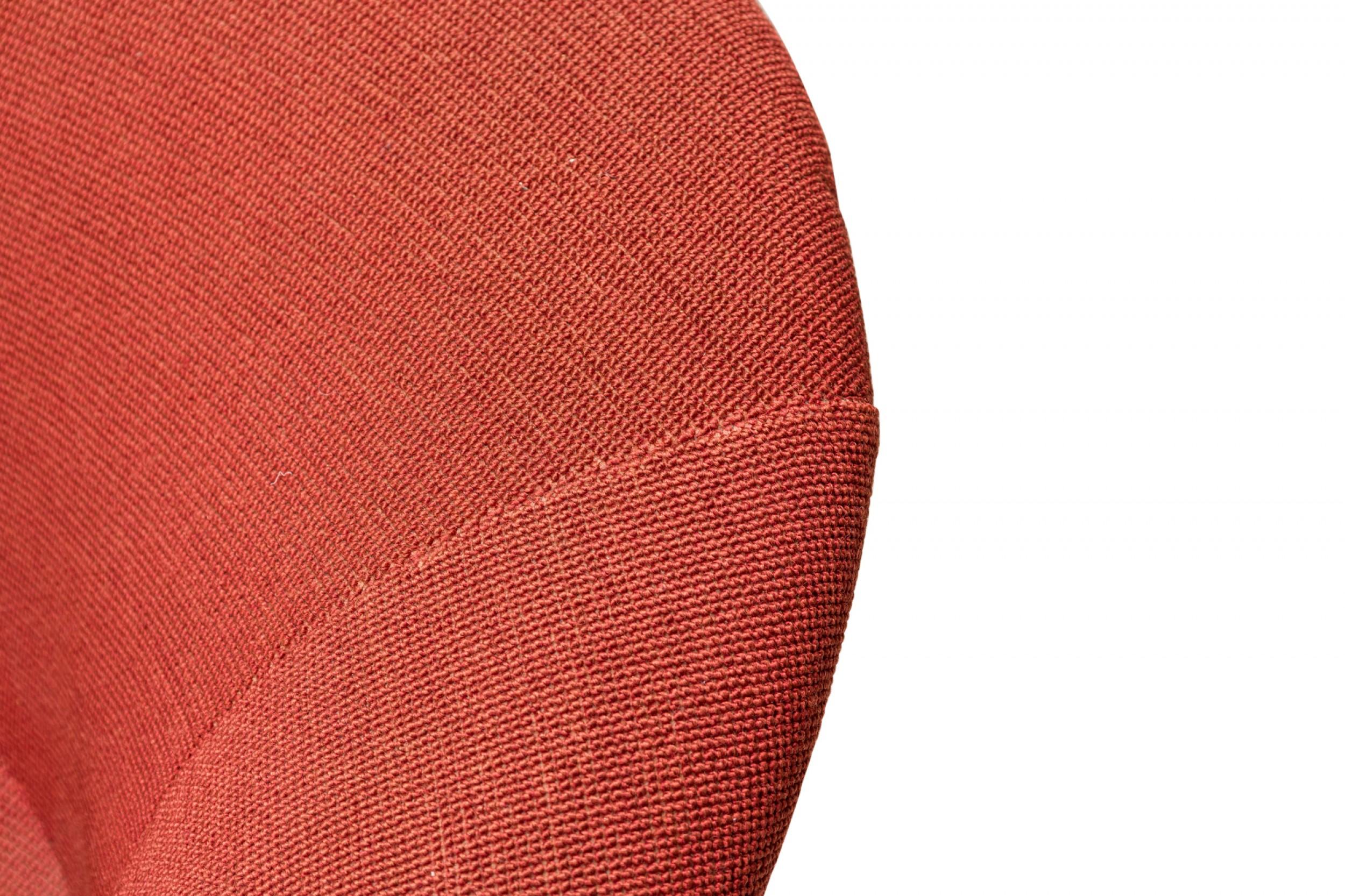 Tissu Paire de chaises longues pivotantes tapissées rouge clair Ward Bennett pour Brickel en vente