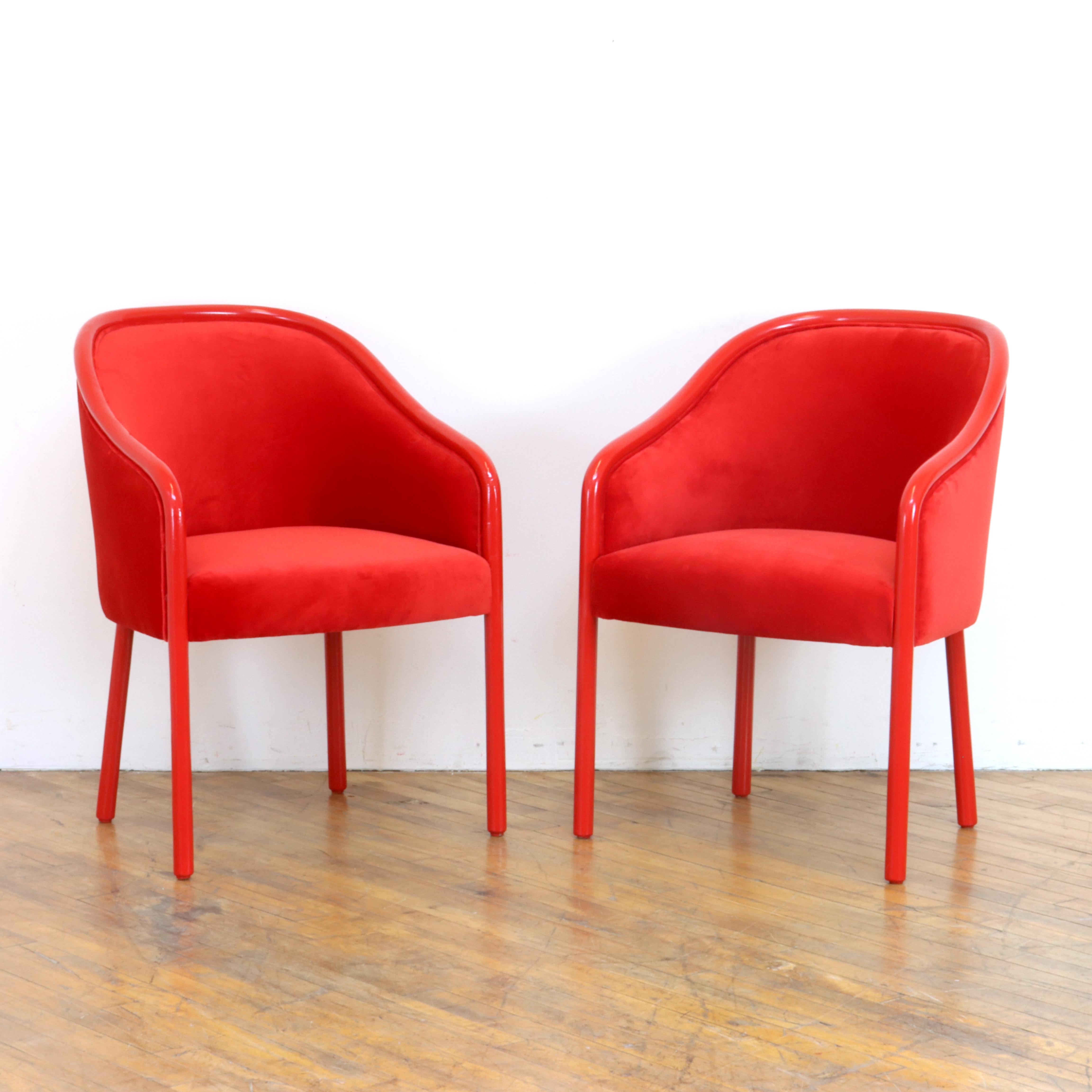 Erfüllen Sie sich Ihre monochromen Träume mit diesem hübschen Paar maßgeschneiderter Vintage-Stühle von Ward Bennett Barrel für Brickel Associates. Die Eschenholzrahmen wurden mit Emaille gestrichen und mit rotem Samt neu bezogen.  

Ward Bennett
