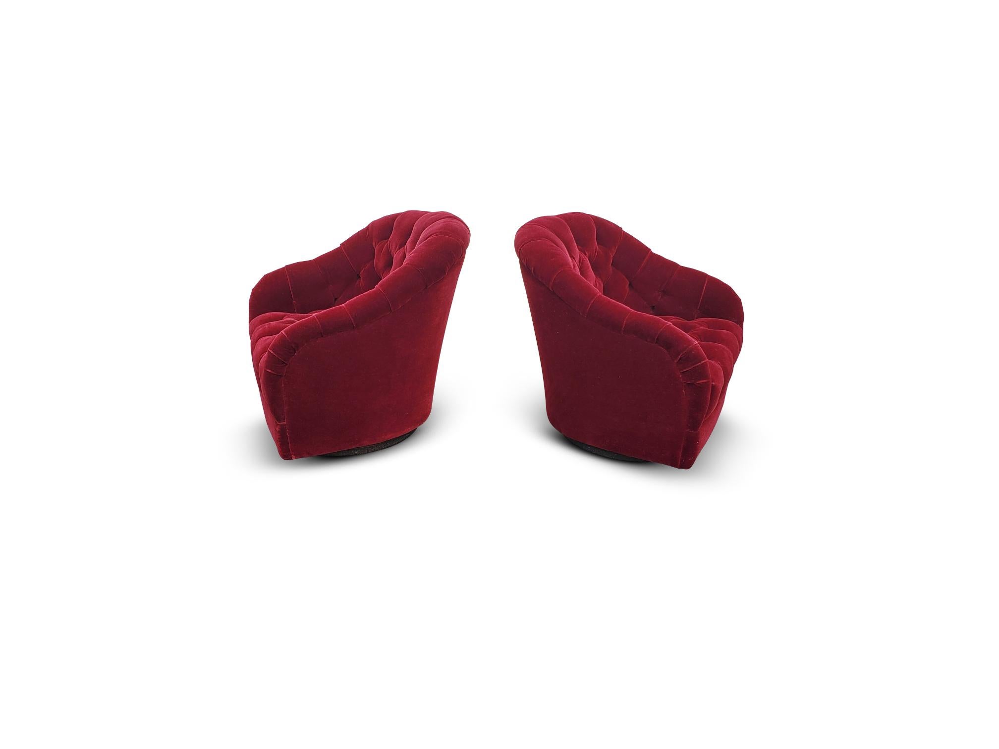 Paar Ward Bennett Tufted Swivel Lounge Chairs   im Zustand „Gut“ im Angebot in Middlesex, NJ