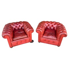Paire de fauteuils club français en cuir touffeté rouge chaud