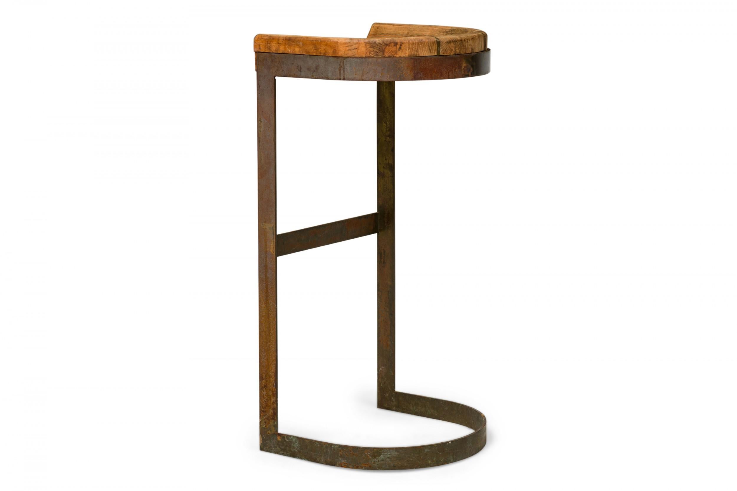 Paar Warren Bacon Messing & Holz Hufeisen Cantilever Barhocker (Handgefertigt) im Angebot