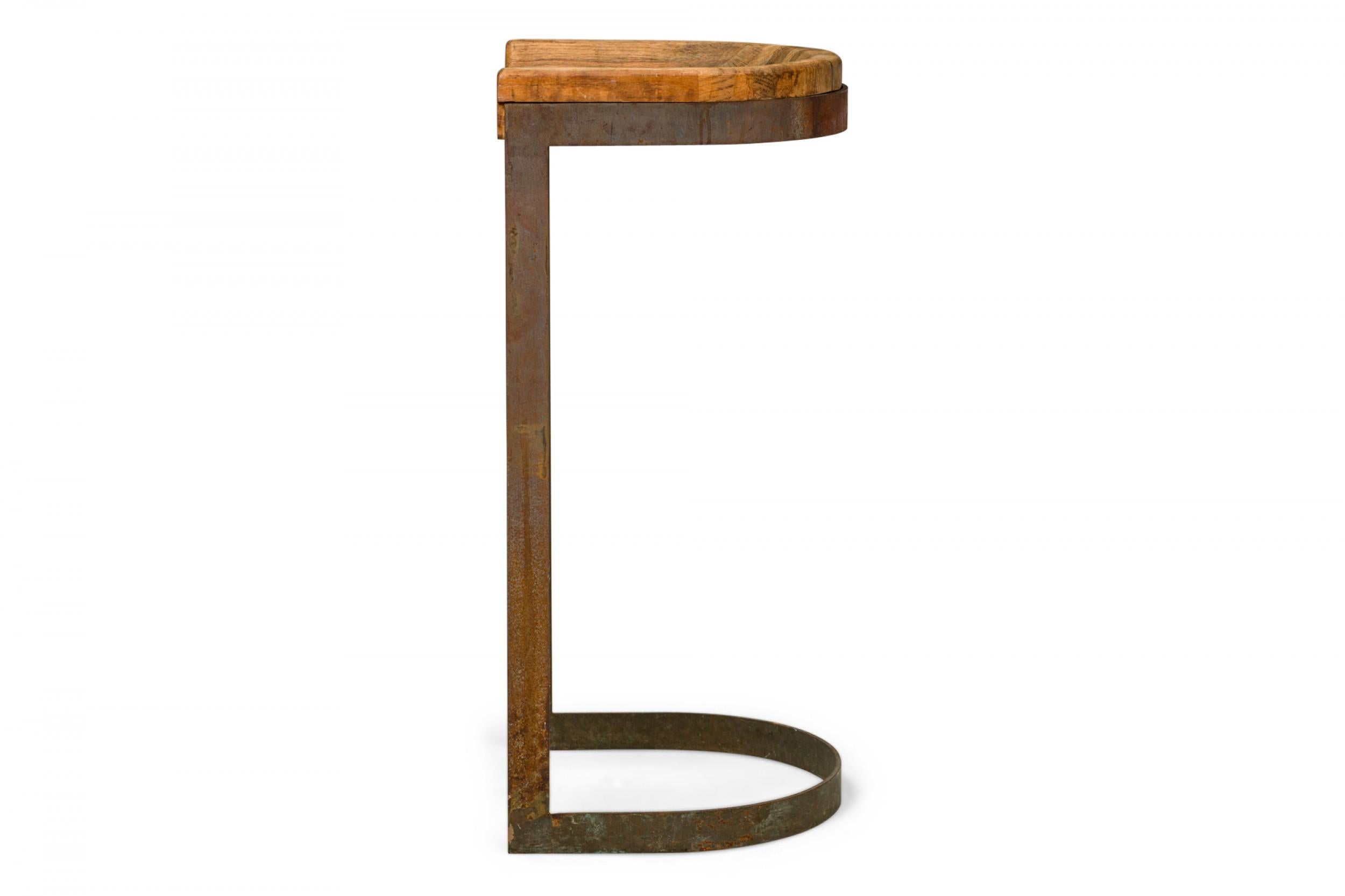 Paar Warren Bacon Messing & Holz Hufeisen Cantilever Barhocker (amerikanisch) im Angebot