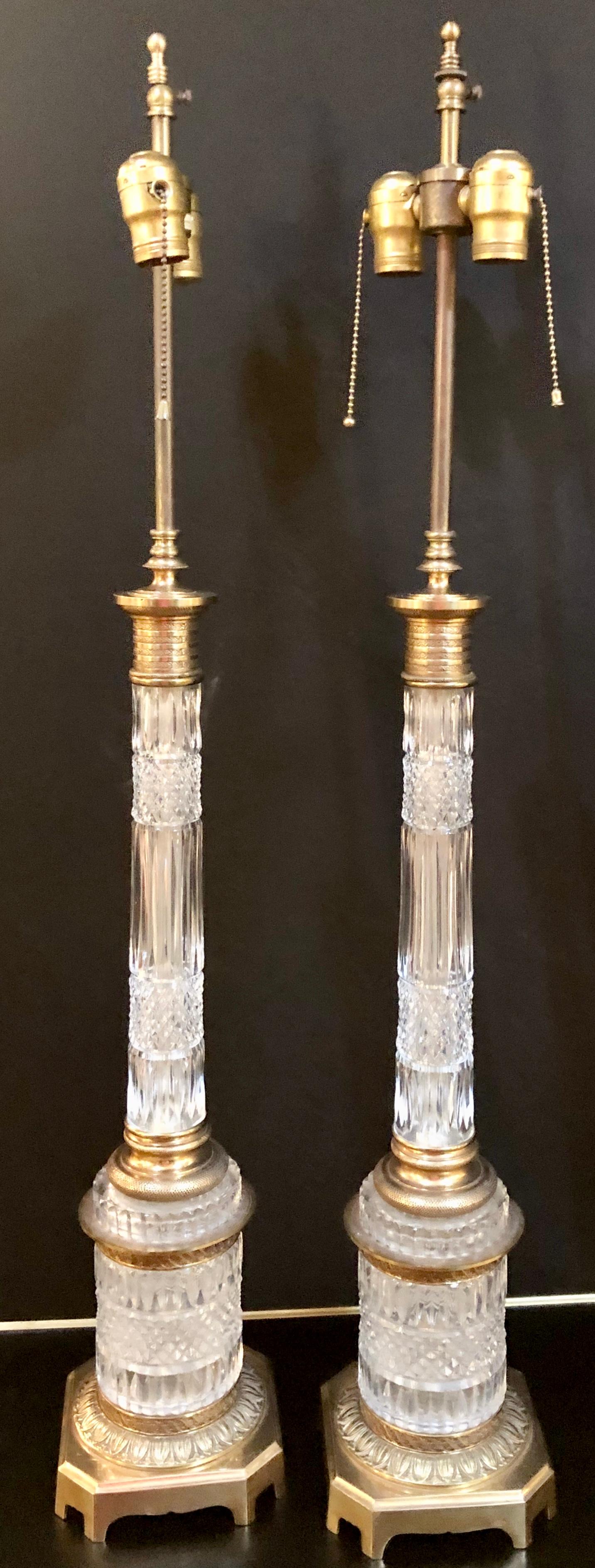 Pair of Warren Kessler signed Baccarat style bronze column form table lamps. Shades not included.

ES/ISXX.