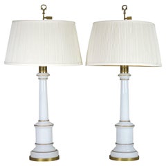 Warren Kessler paire de lampes de bureau mi-siècle en verre opalin blanc et laiton