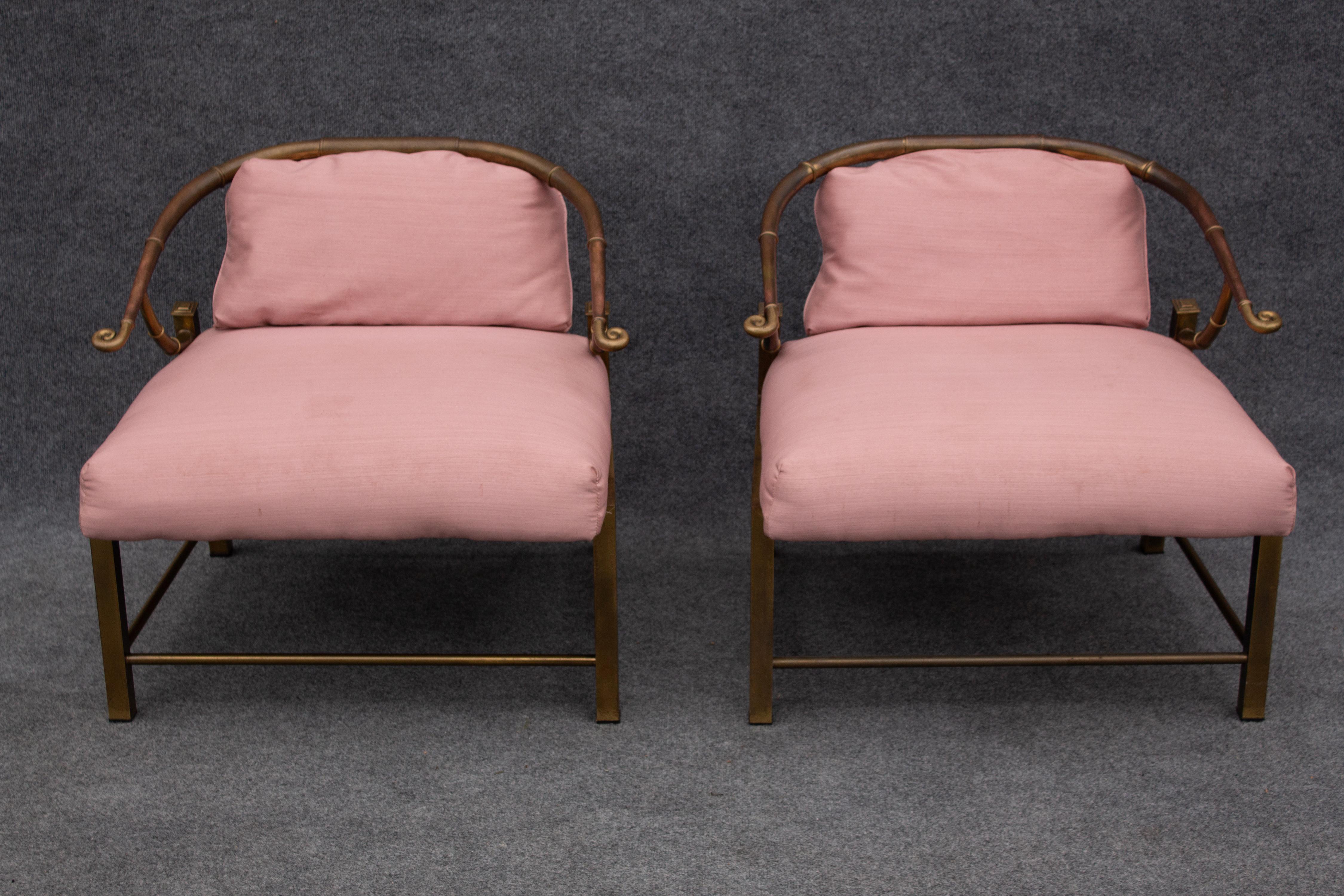 italien Paire de chaises longues « impératrice » Warren Lloyd pour Mastercraft en laiton et tissu rose en vente