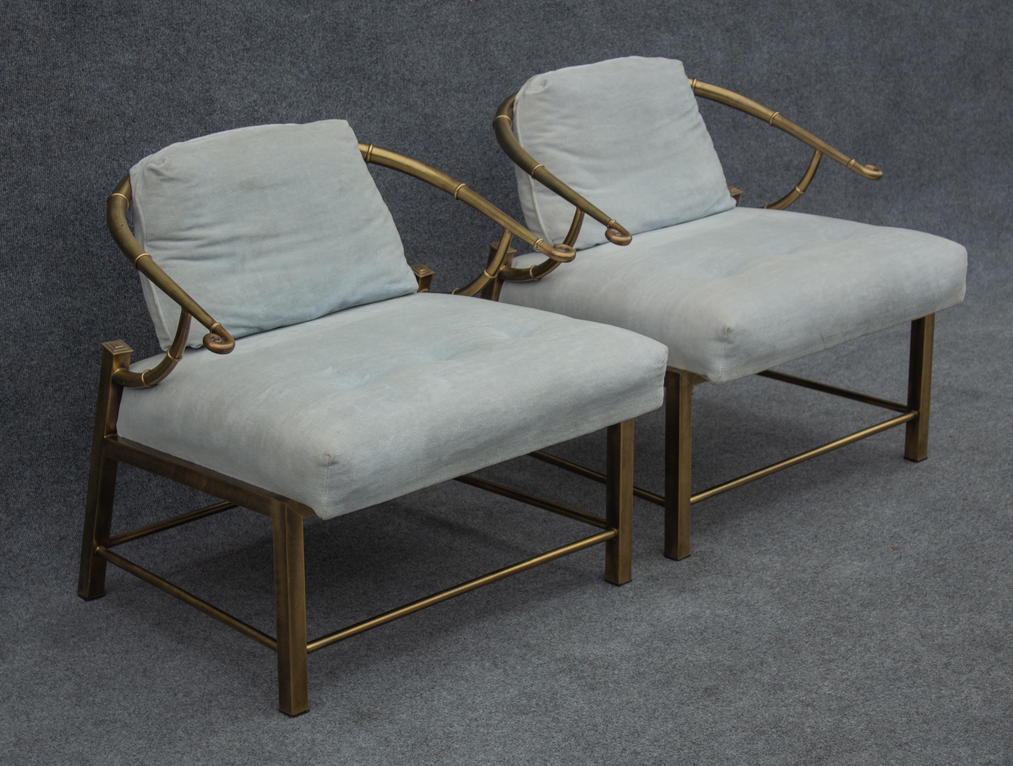 Chinoiseries Paire de chaises longues emblématiques Warren Lloyd pour Mastercraft en laiton et tissu blanc en vente