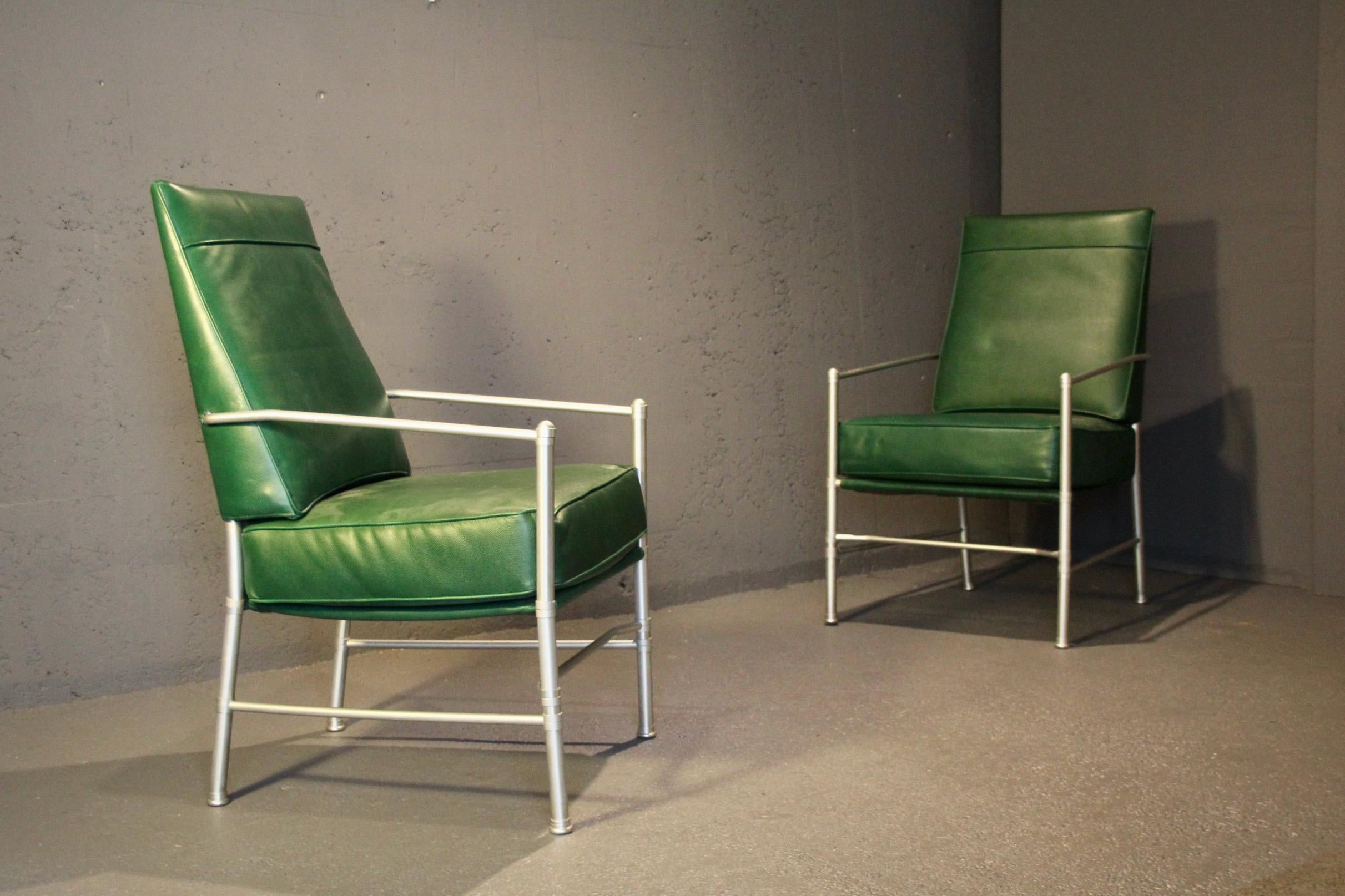 Paire de fauteuils Warren Mc Arthur en cuir vert et aluminium