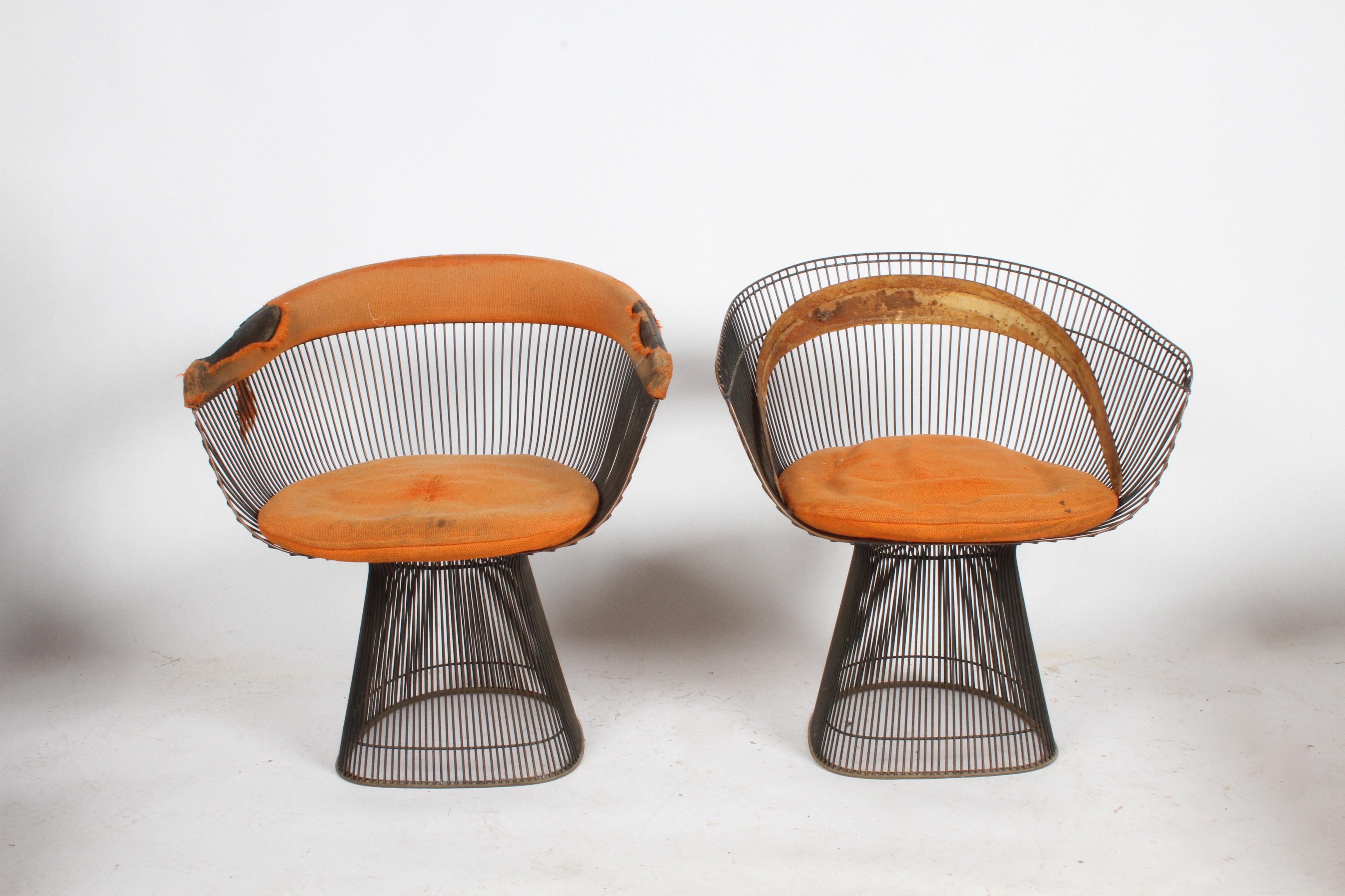 Ein Paar Esstischstühle aus Bronze von Warren Platner für Knoll:: um 1966. Ich habe das Paar auf dem Hauptfoto verkauft:: aber jetzt habe ich zwei:: die neu gepolstert werden müssen. Originale Patina an den Bronzegestellen:: bei einem Stuhl fehlt