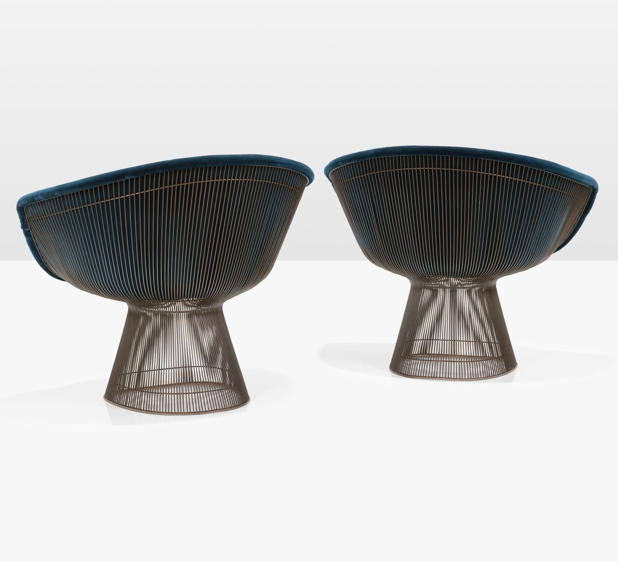 Ein schönes Paar von Warren Platner entworfen Draht Lounge Stühle für Knoll in Bronze-Finish. es wurden wieder in einem Knoll Samt gepolstert. In gutem Gesamtzustand, der Stoff ist an den Seiten durch die Dehnung etwas locker. Die Basen haben einen