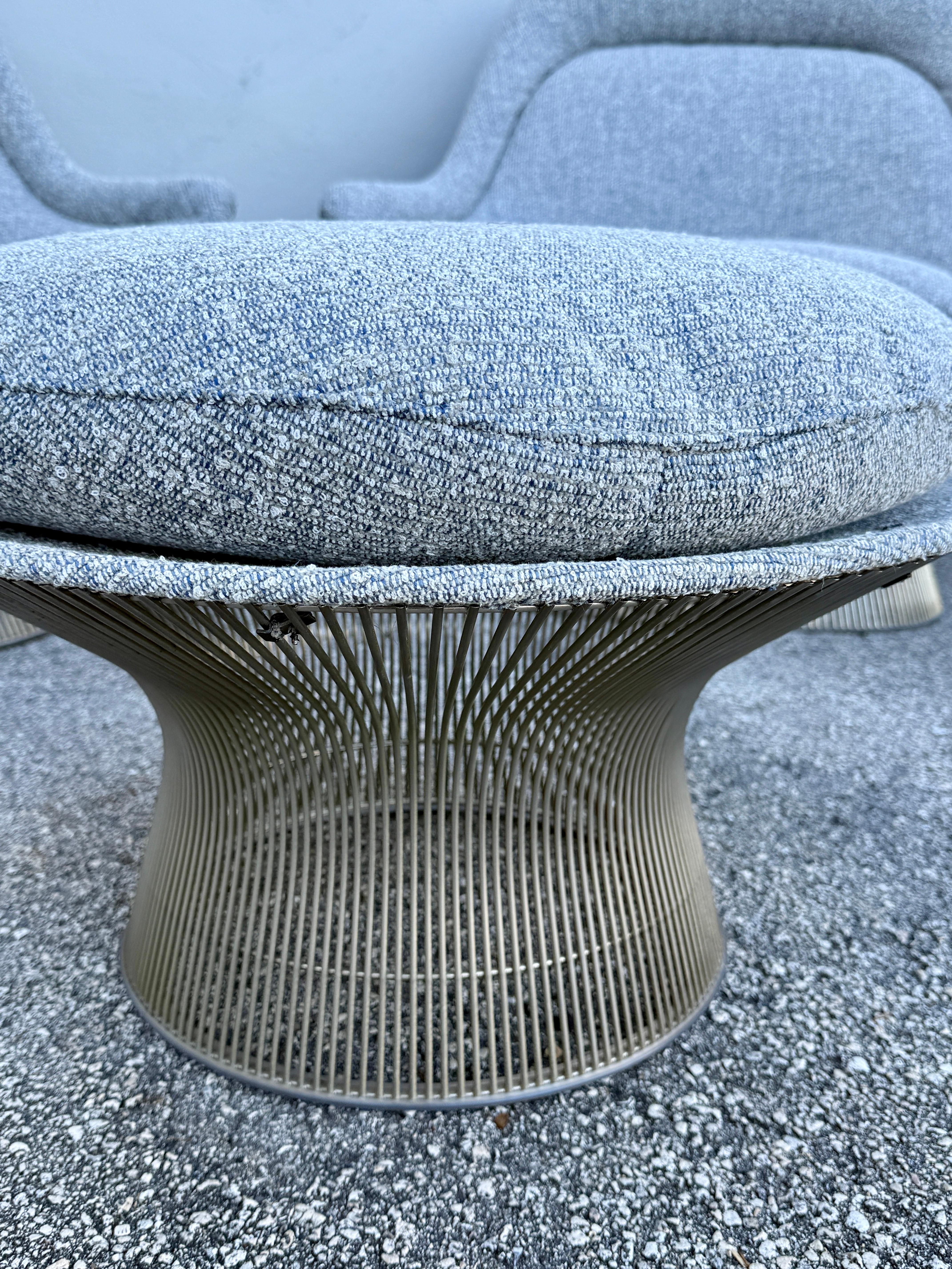 Lussuosa COPPIA di poltrone lounge modello 1705 e pouf abbinato, disegnati da Warren Platner per Knoll. Le aste in filo d'acciaio zincato sono piegate e saldate per formare una silhouette aggraziata e scultorea.  Questo comodo set di sedie lounge