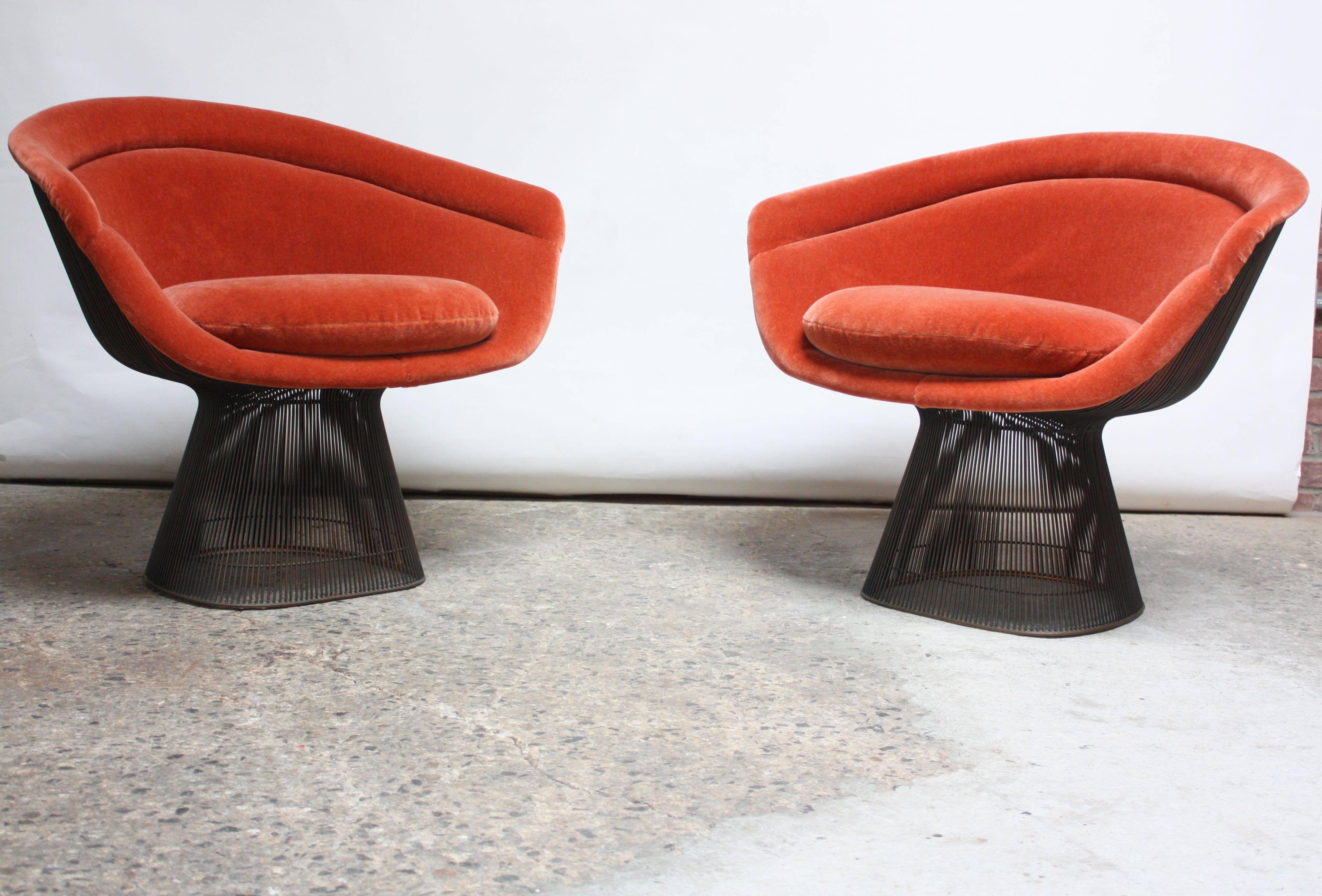 Pair of Warren Platner for Knoll Bronze and Mohair Lounge Chairs with Side Table In Excellent Condition In Brooklyn, NY