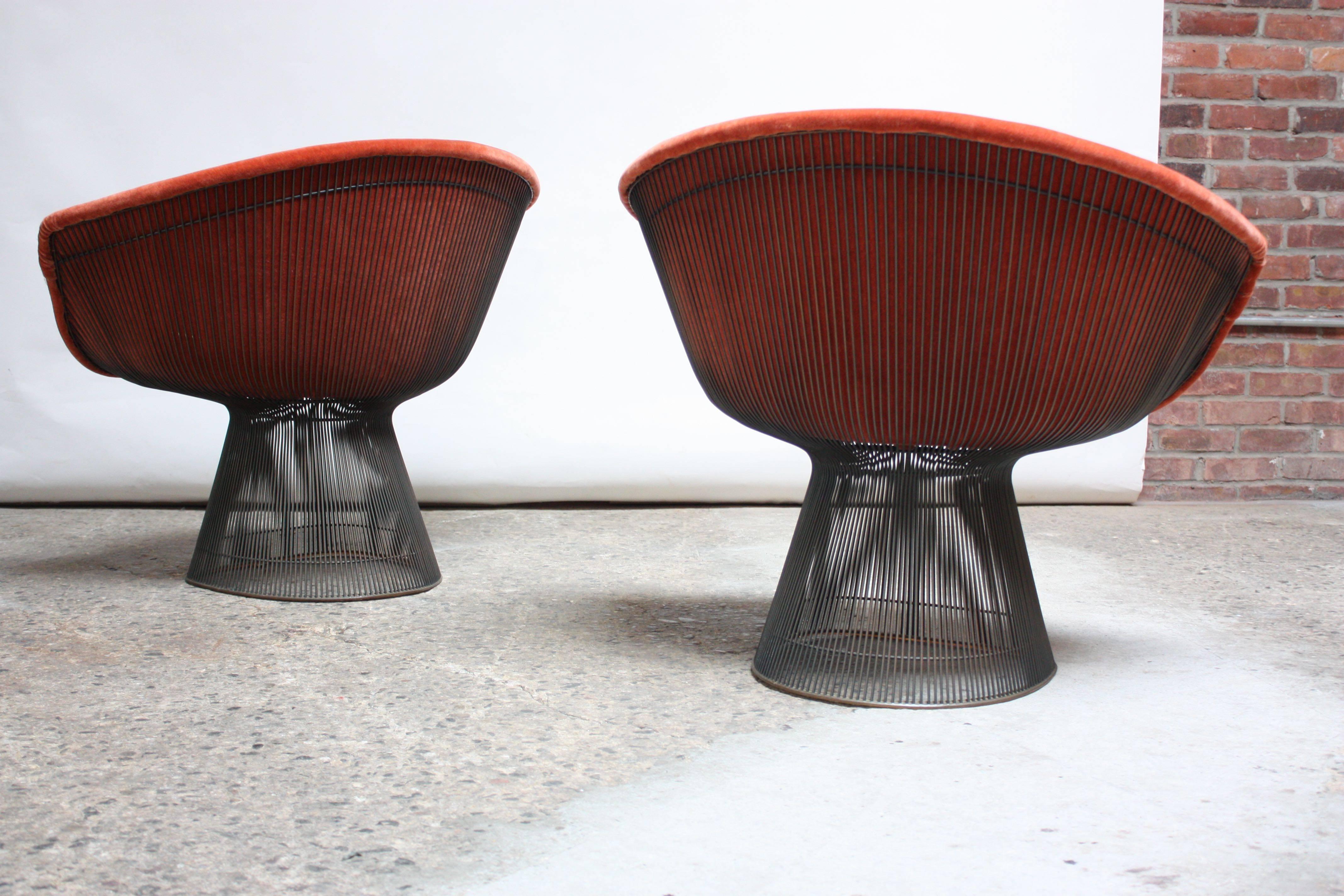 Mid-20th Century Pair of Warren Platner for Knoll Bronze and Mohair Lounge Chairs with Side Table