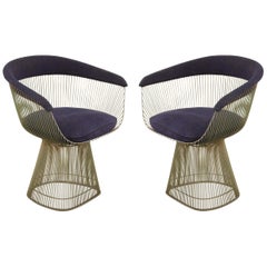 Pareja de sillones Warren Platner para Knoll de acero curvado y tapizados en azul