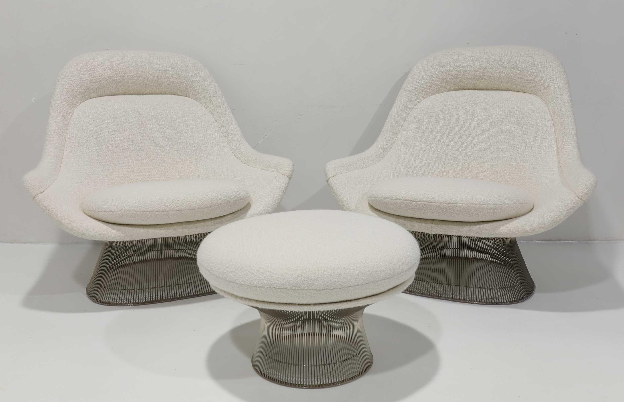 Entdecken Sie den Inbegriff moderner Eleganz aus der Mitte des Jahrhunderts mit diesem Paar kultiger Easy Chairs von Warren Platner für Knoll, die mit dem passenden Ottomanen in luxuriösem weißem HOLLY HUNT-Boucle neu gepolstert sind. Unser
