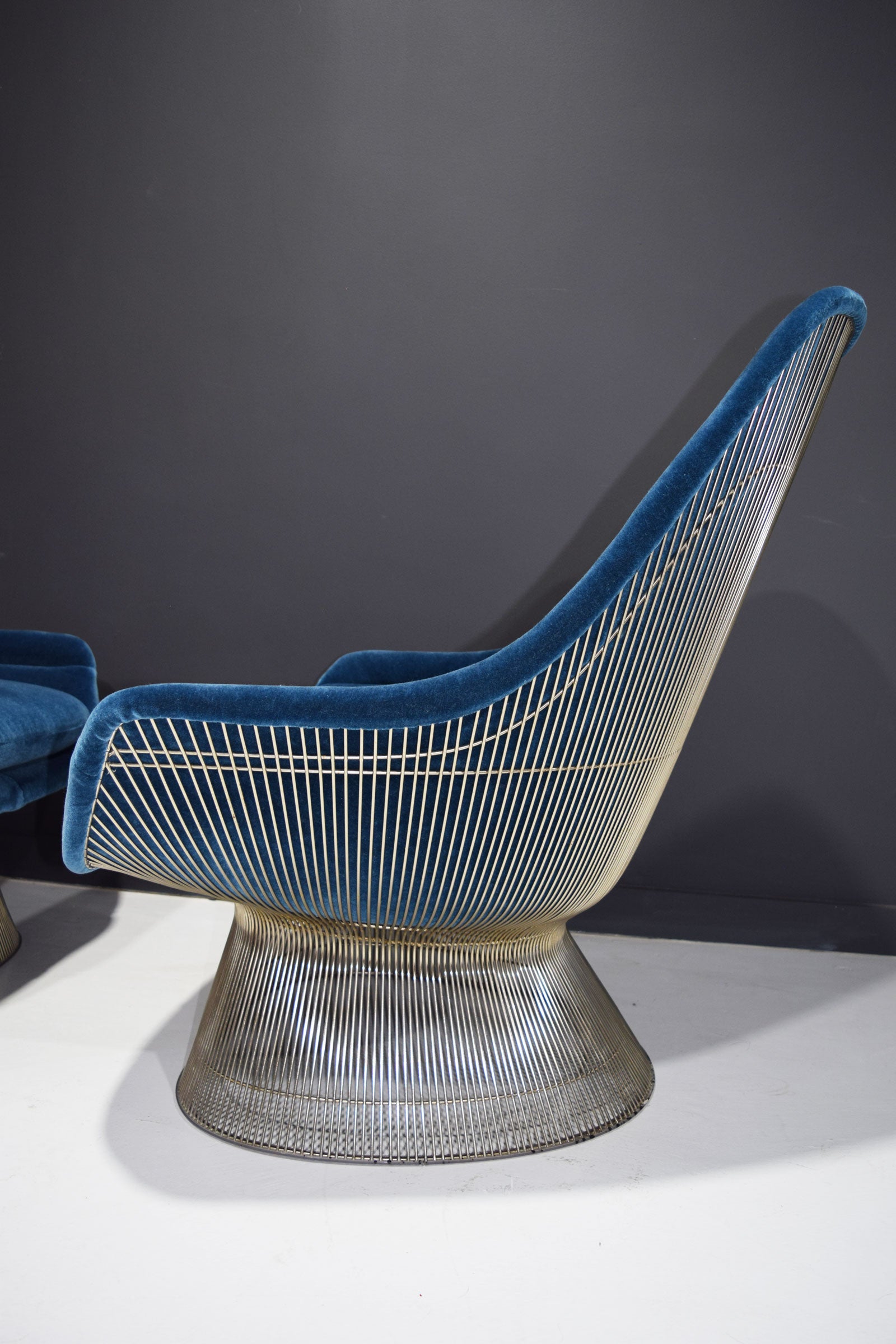 L'emblématique chaise Easy de Warren Platner pour Knoll. Nous l'avons retapissé dans un mohair de haute qualité.