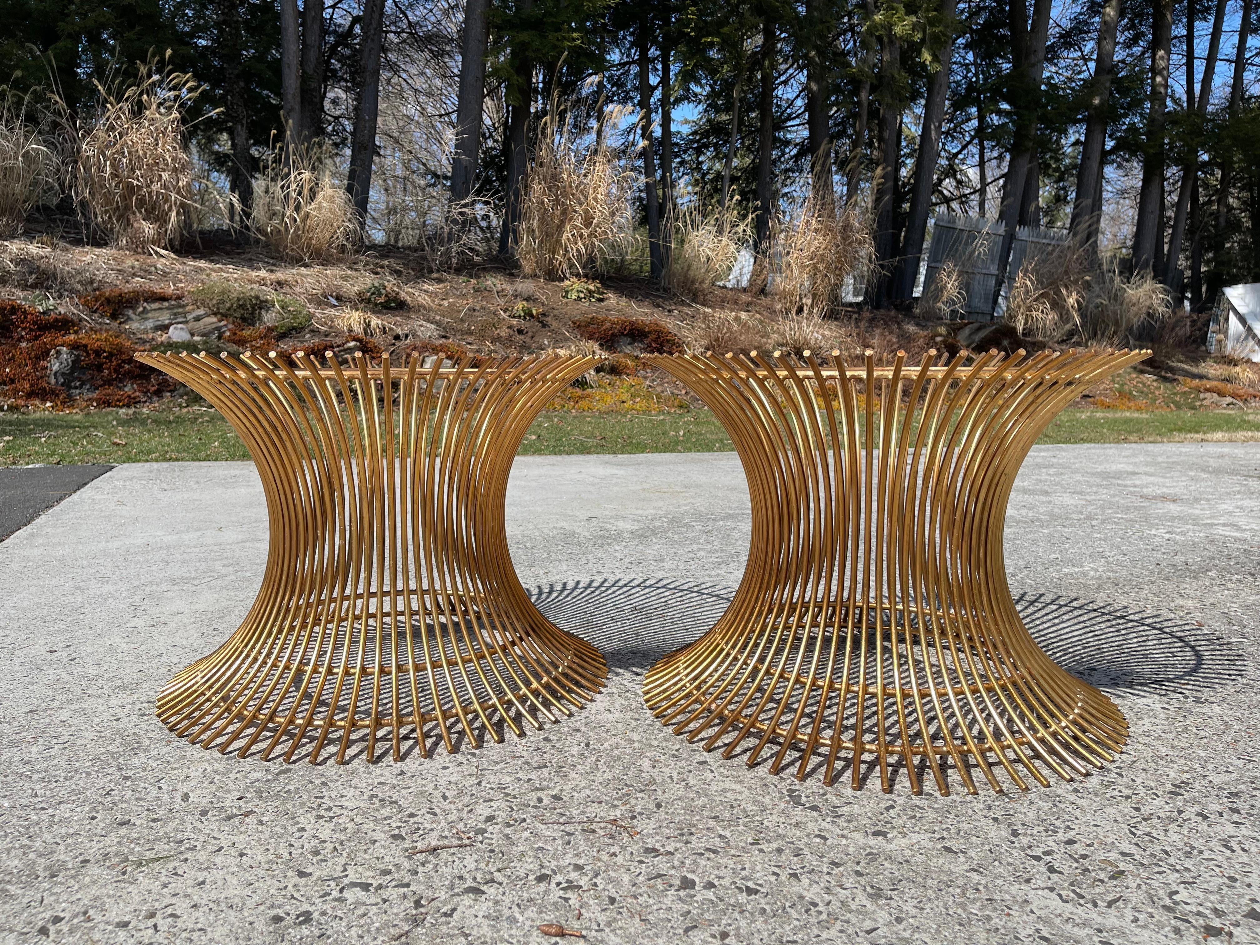 Zwei Tische im Stil der Warren-Platner-Moderne aus der Jahrhundertmitte. Es handelt sich um ein seltenes Paar vergoldeter Beistelltische mit einem kunstvoll geformten Sockel aus zylindrischen Stahlstäben, die ein Moiré-Muster nachbilden. Diese