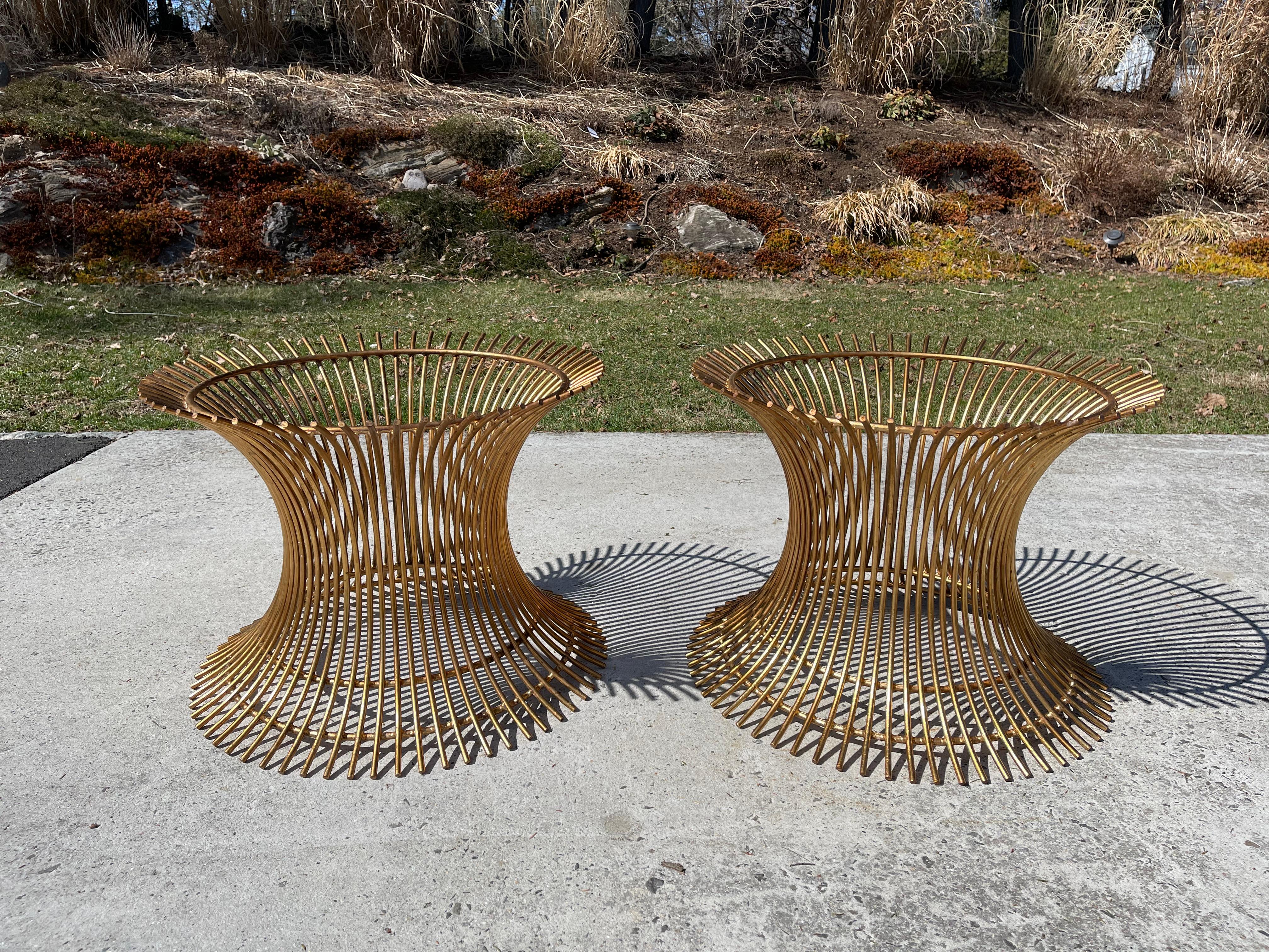 Ein Paar Beistelltische aus vergoldetem Stahl im Warren Platner-Stil (Moderne der Mitte des Jahrhunderts) im Angebot