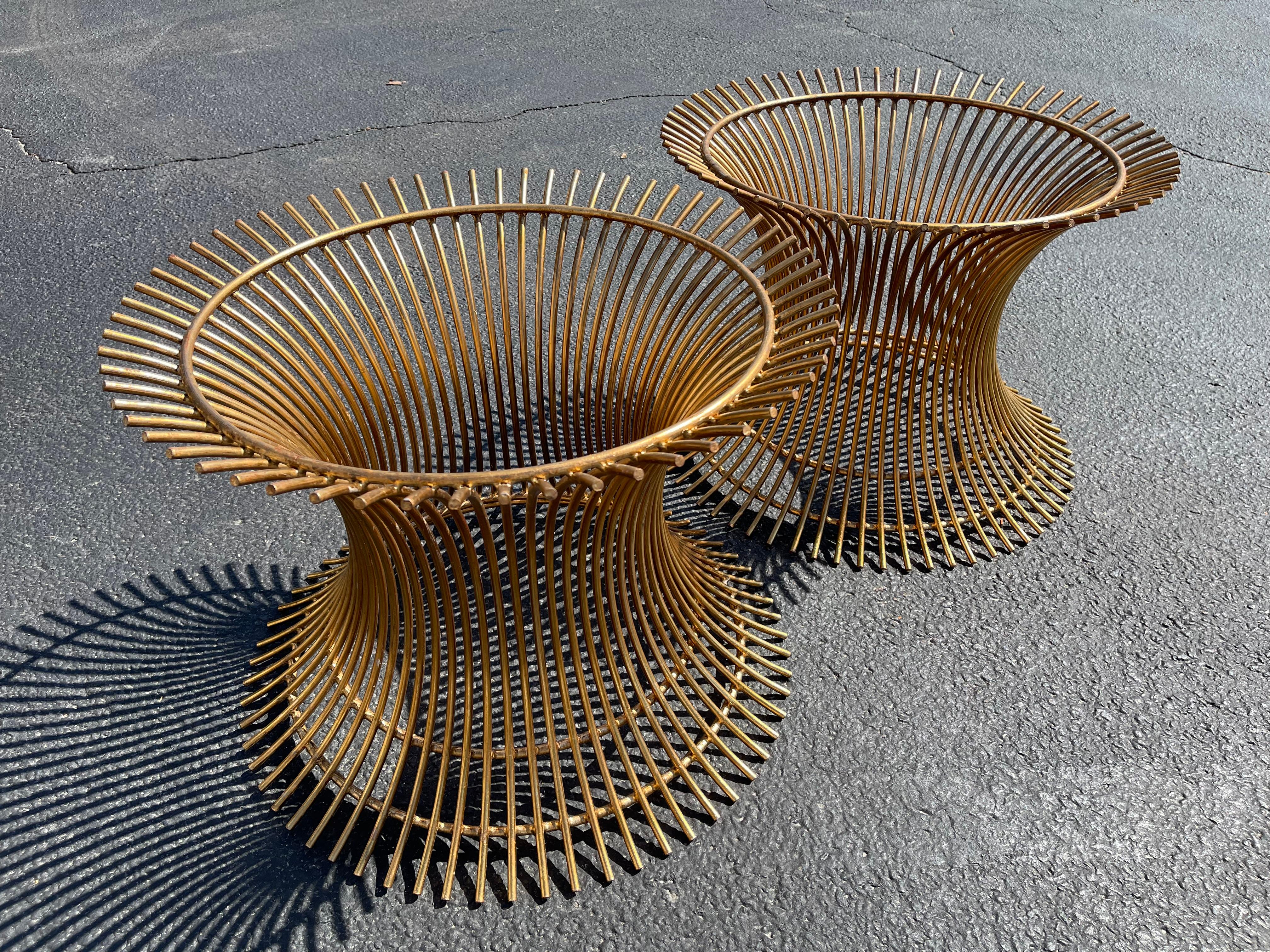 Ein Paar Beistelltische aus vergoldetem Stahl im Warren Platner-Stil (Eisen) im Angebot