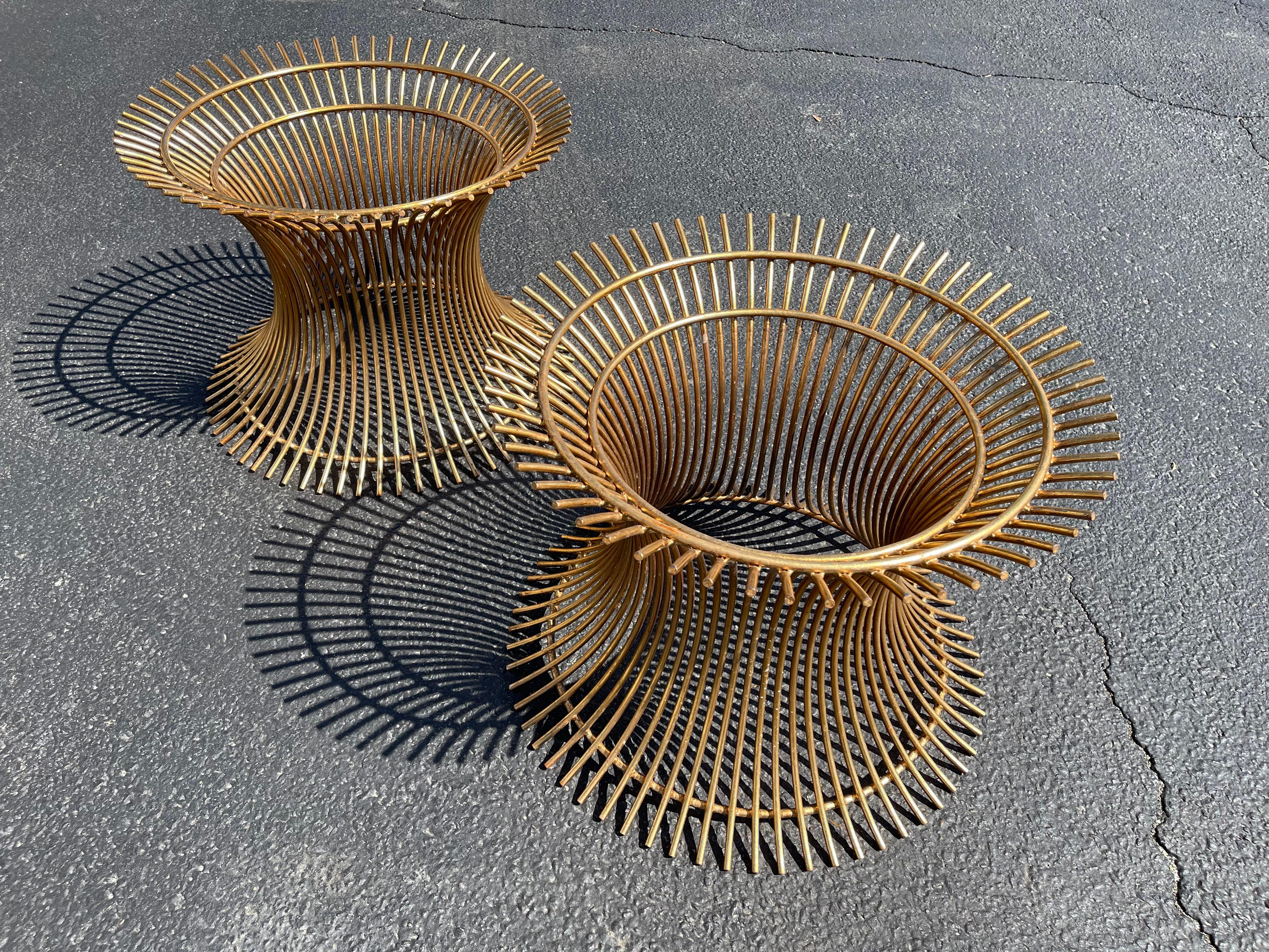 Ein Paar Beistelltische aus vergoldetem Stahl im Warren Platner-Stil im Angebot 1