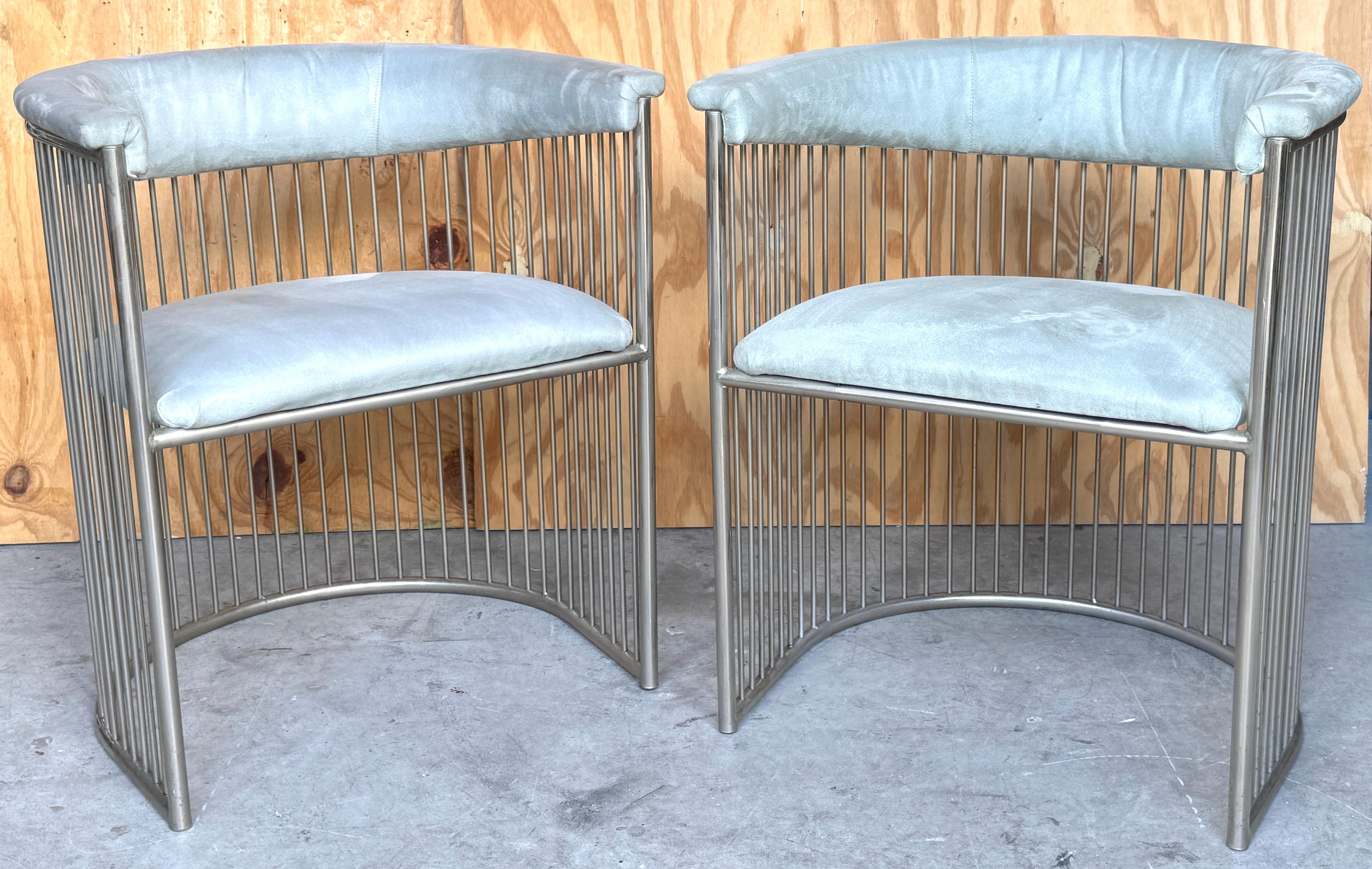 Moderno Coppia di sedie con schienale a botte in acciaio in stile Warren Platner, C.C. anni '80 in vendita