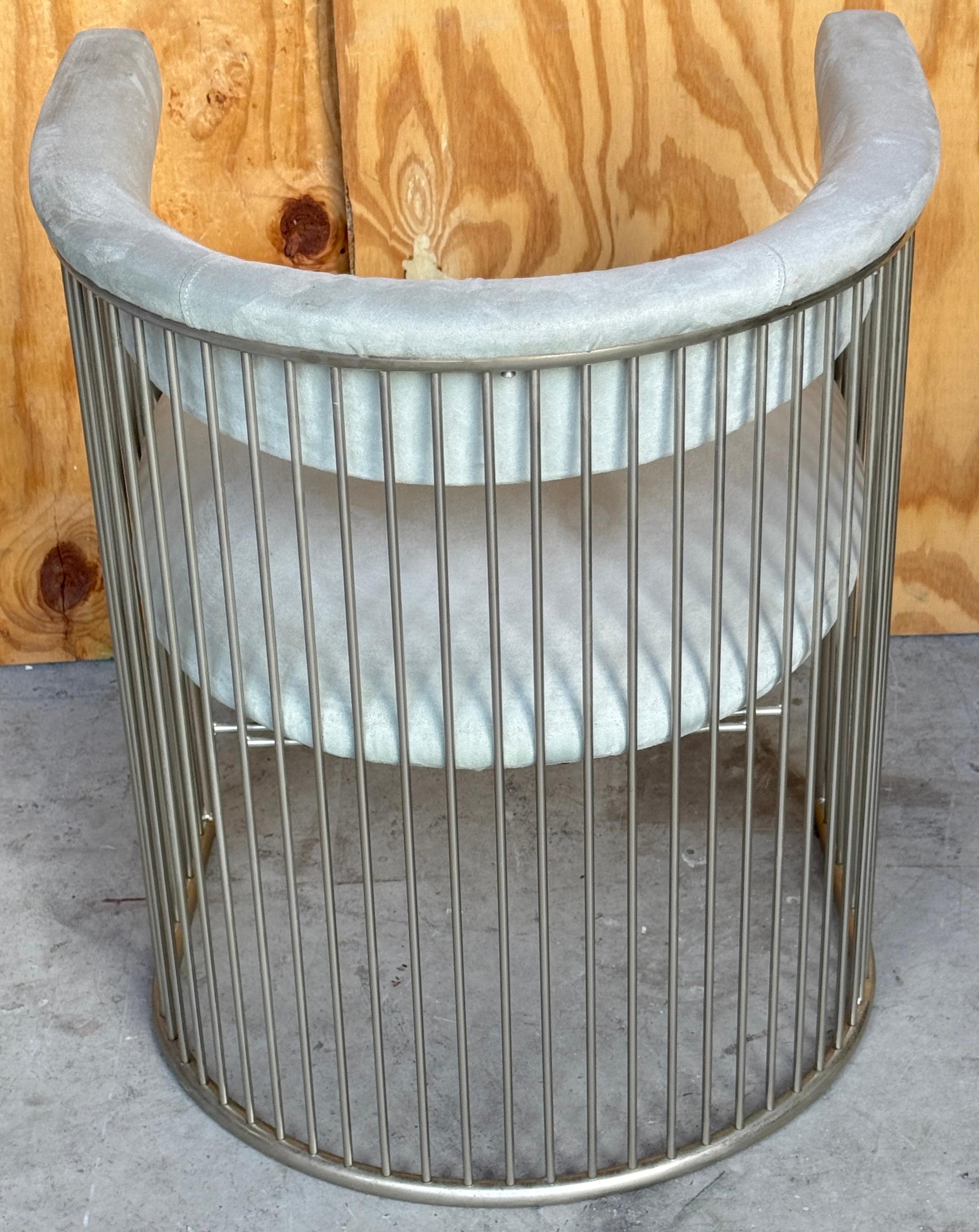 XX secolo Coppia di sedie con schienale a botte in acciaio in stile Warren Platner, C.C. anni '80 in vendita