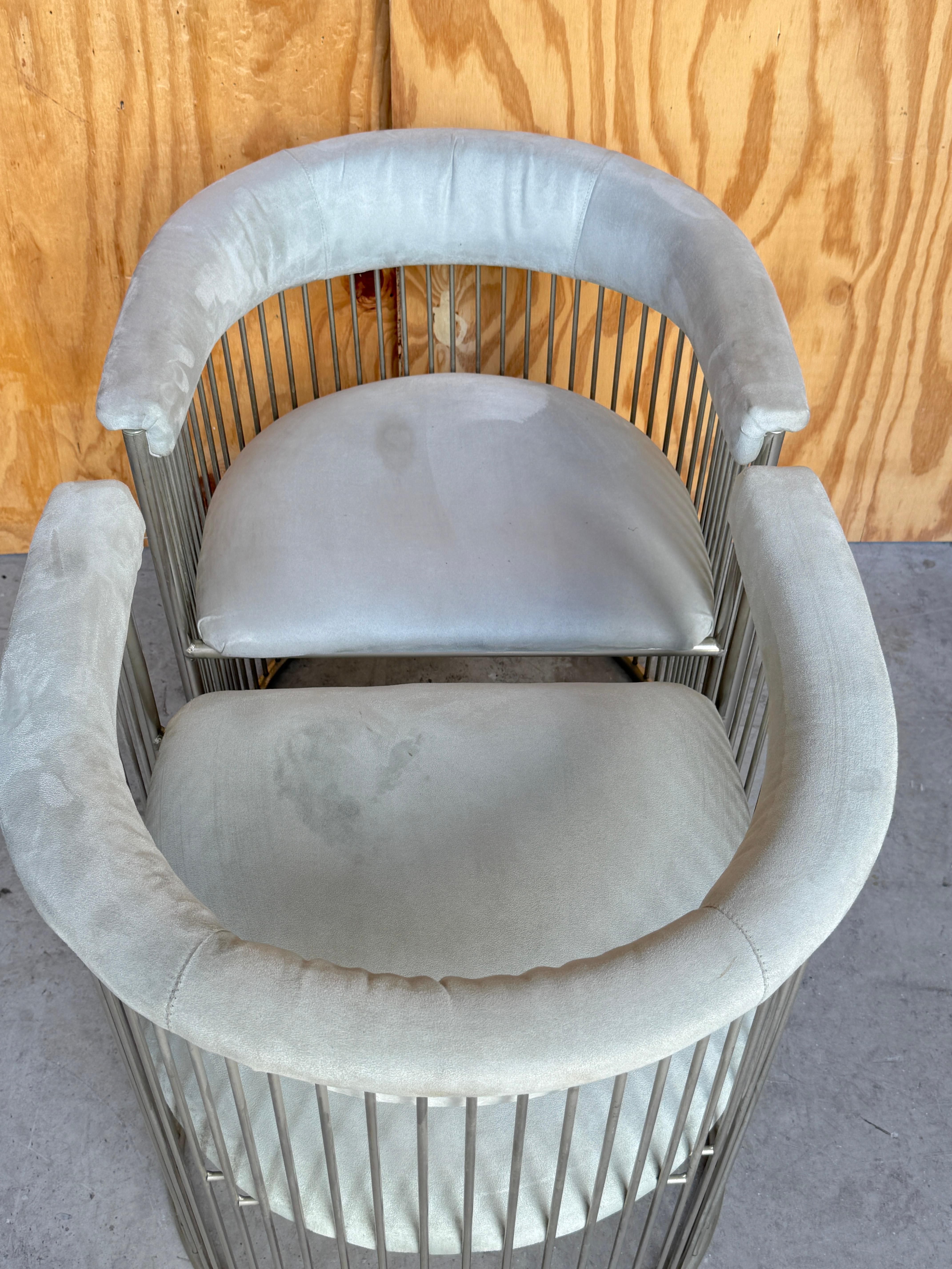 Coppia di sedie con schienale a botte in acciaio in stile Warren Platner, C.C. anni '80 in vendita 1