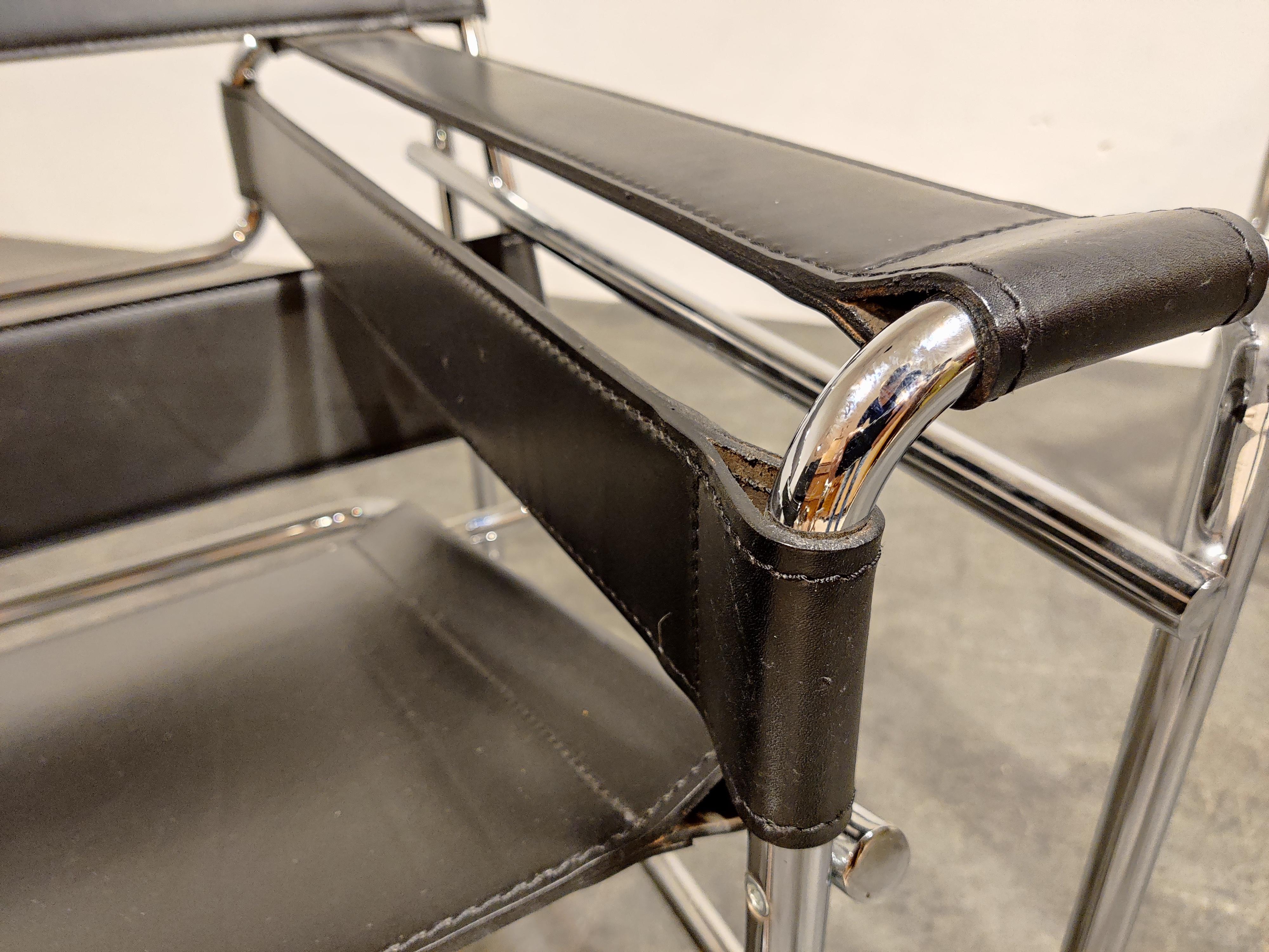 Pair of pristine bauhaus design tubular chrome and strong black leather armchairs 'Wassily' designed by Marcel Breuer in the 1920s.

These example date from the 1990s, have finished caps and are of very good quality. Unknown edition.

Price is
