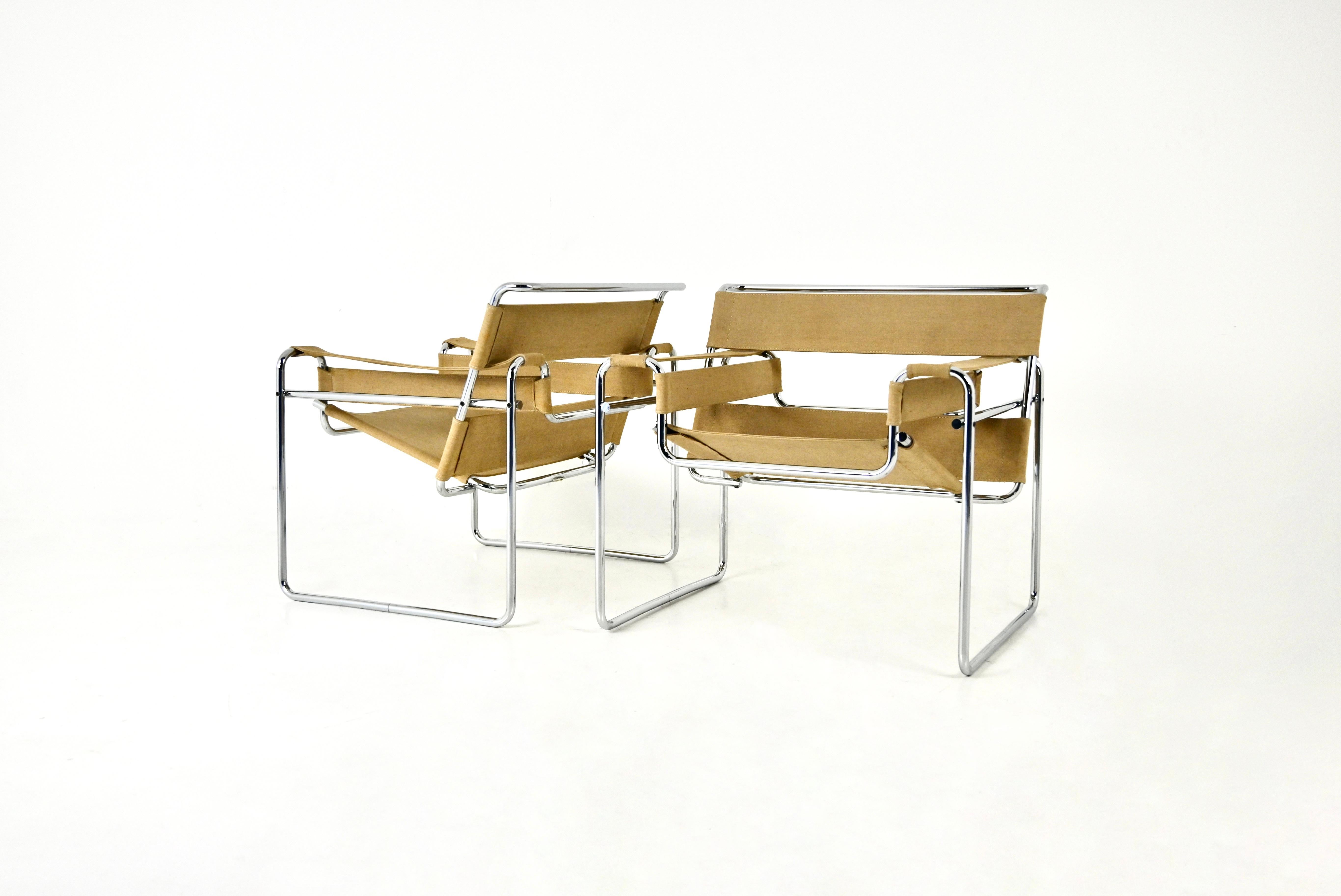 Pair of Armchairs in Chromed metal and beige canvas (fabric). Stamped Gavina. Seat height: 42 cm. wear due to time and age of the armchairs.
FOR SHIPPING, REQUEST US FOR RECEIVE THE BEST PRICE

