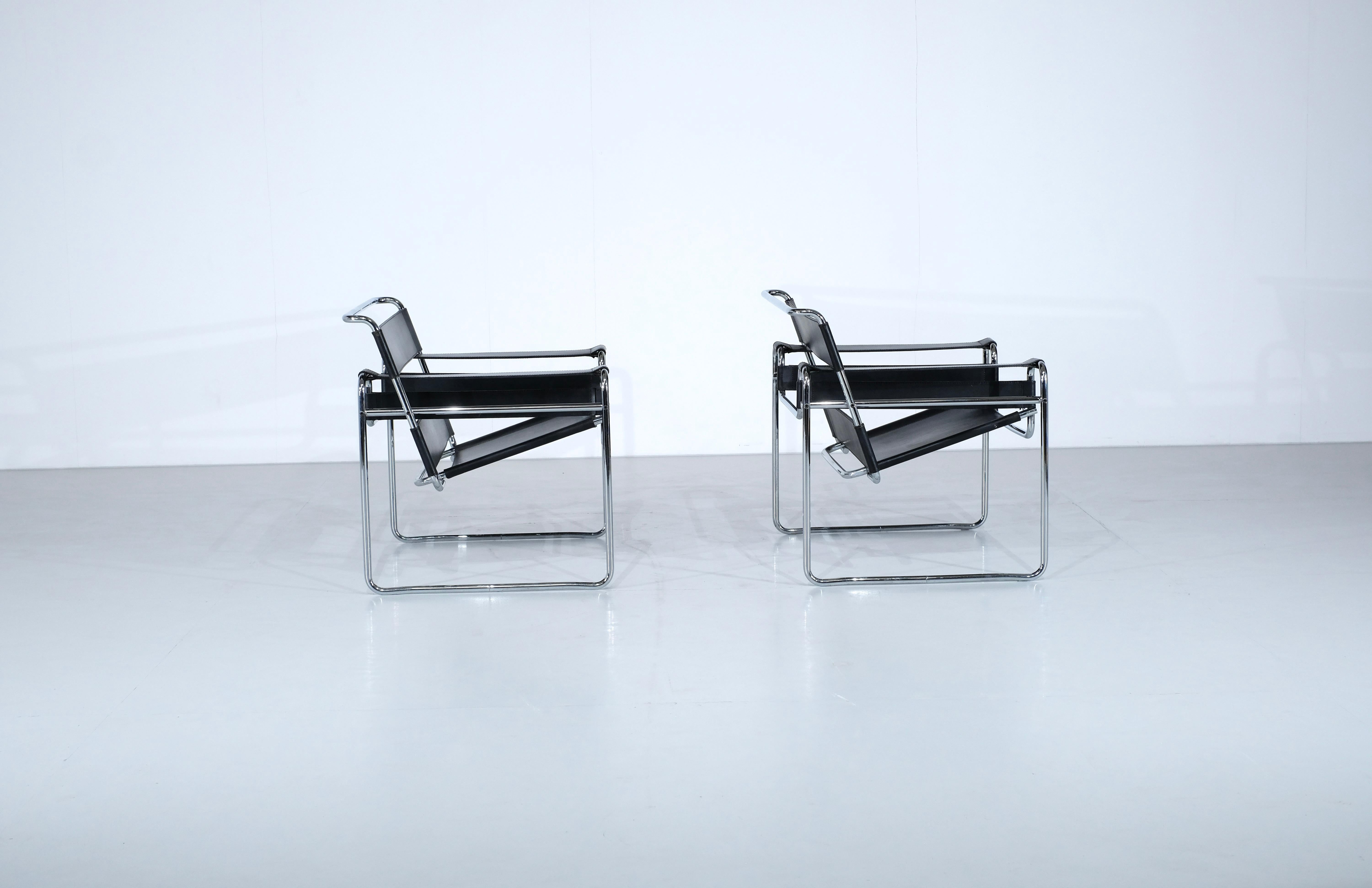 Une paire étonnante de  Fauteuil Wassily conçu par Marcel Breuer dans les années 1920, alors qu'il était à la tête du Bauhaus.
Ce fauteuil était révolutionnaire pour l'époque, car il était fabriqué en acier tubulaire courbé et en cuir, des matériaux