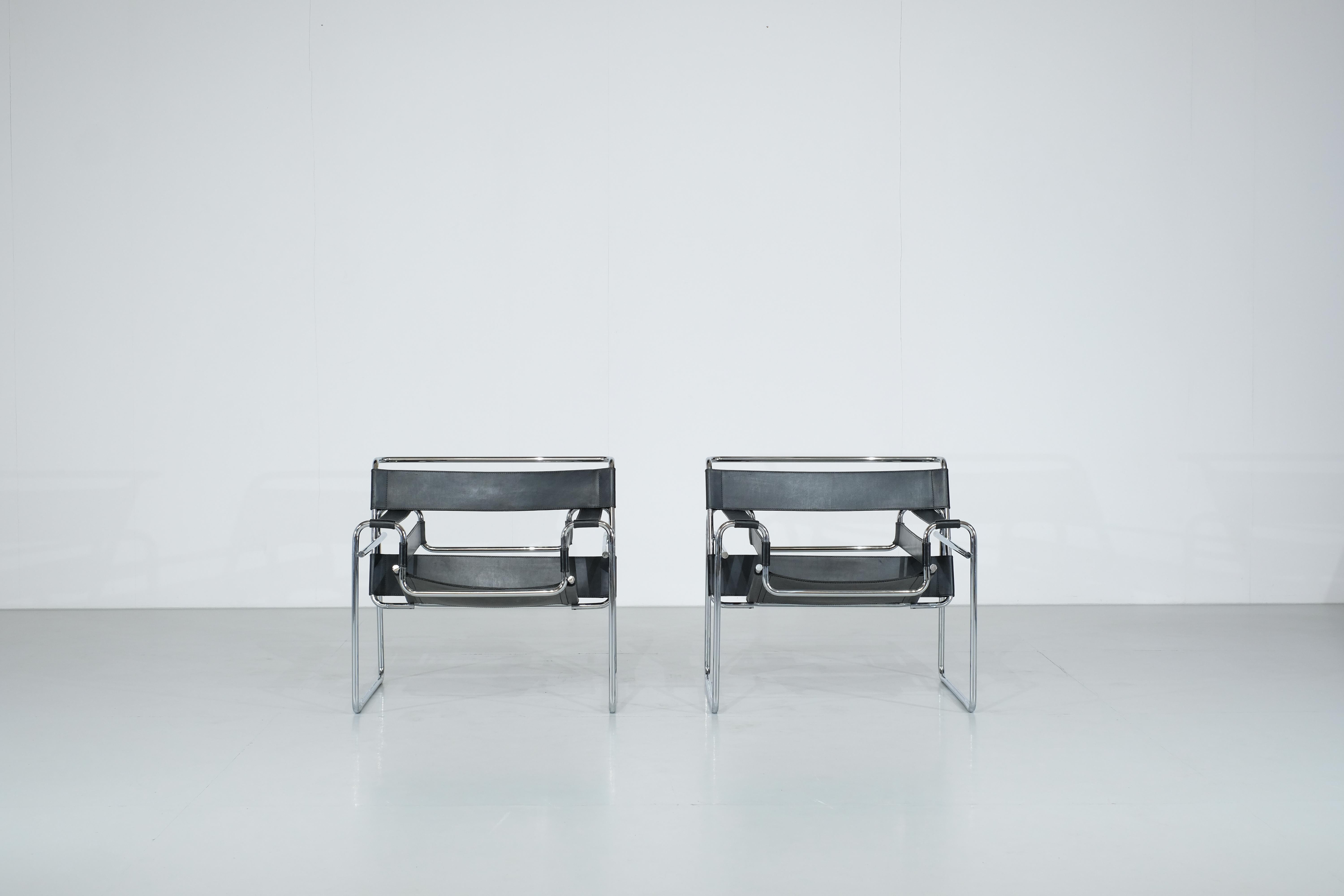 Magnifique paire de fauteuils Wassily, conçus par Marcel Breuer dans les années 1920 lorsqu'il dirigeait le Bauhaus.

Ce fauteuil était révolutionnaire pour l'époque, car il était fabriqué en acier tubulaire courbé et en cuir, des matériaux peu