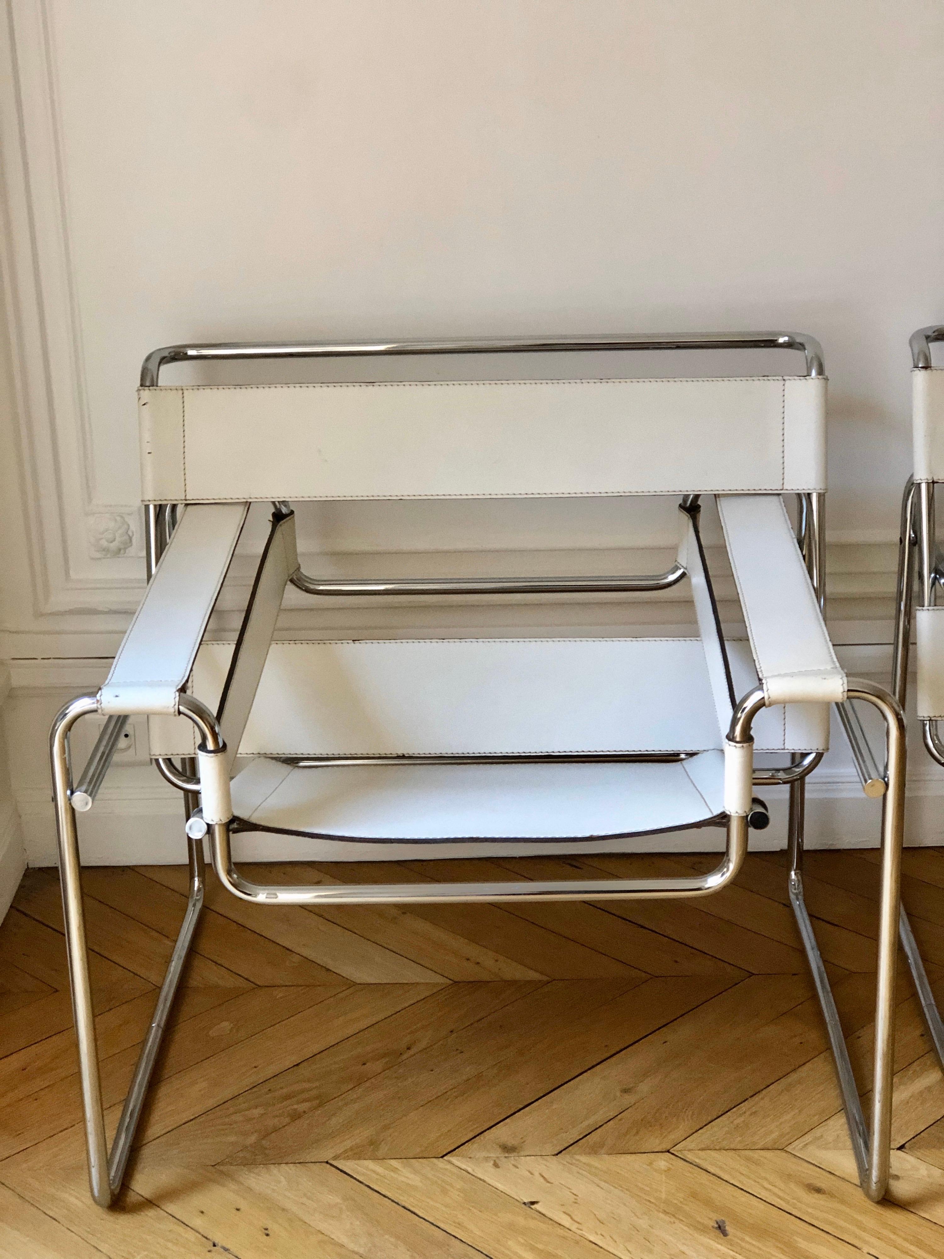 Paire de chaises longues Wassily en cuir blanc par Marcel Breuer:: Gavina:: vers 1962 Bon état - En vente à Paris, France