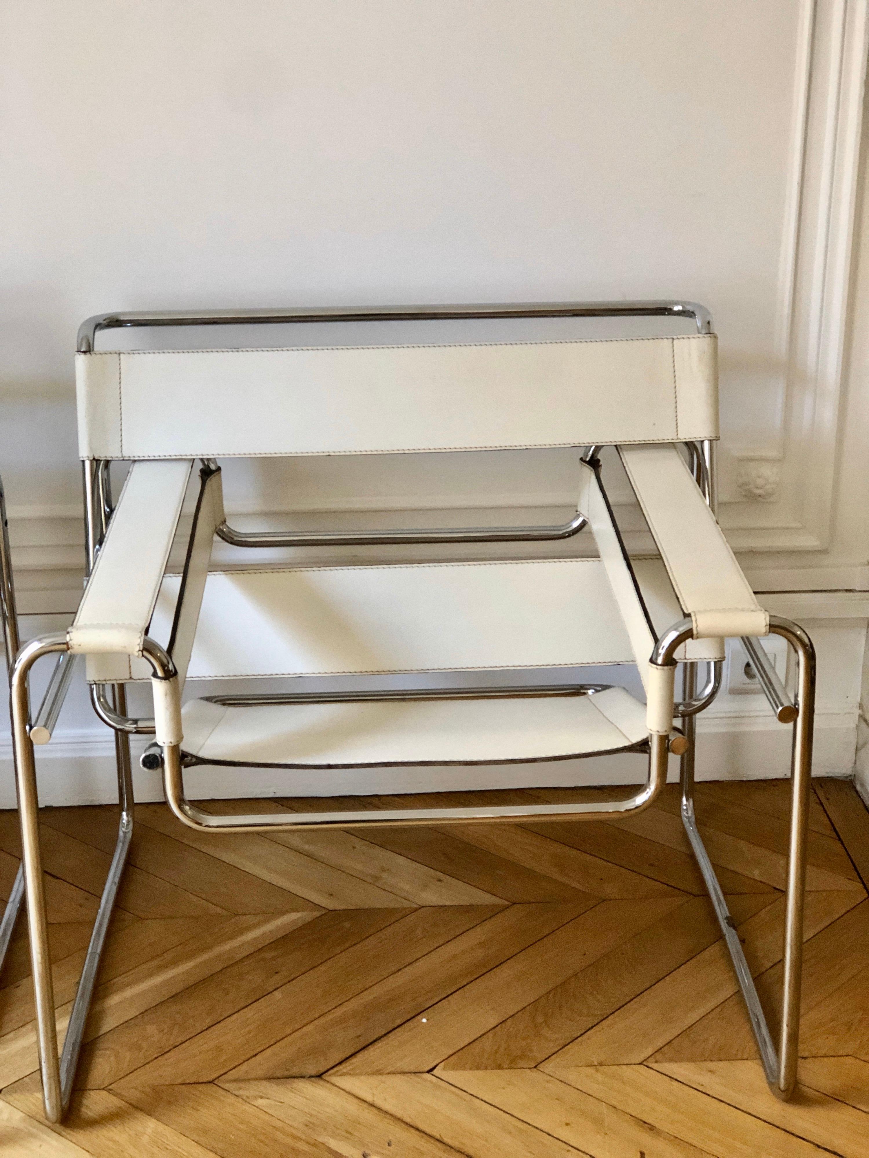 20ième siècle Paire de chaises longues Wassily en cuir blanc par Marcel Breuer:: Gavina:: vers 1962 en vente