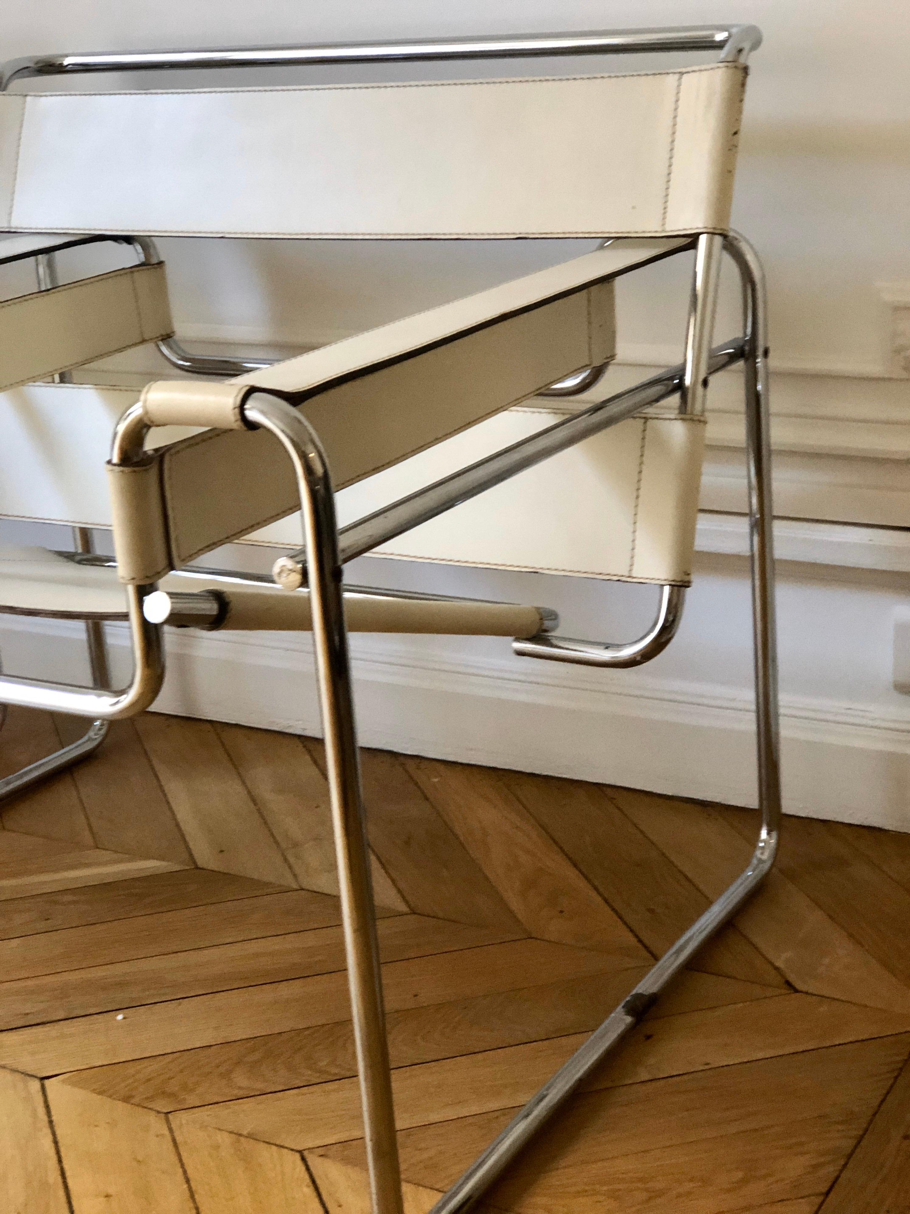 Cuir Paire de chaises longues Wassily en cuir blanc par Marcel Breuer:: Gavina:: vers 1962 en vente