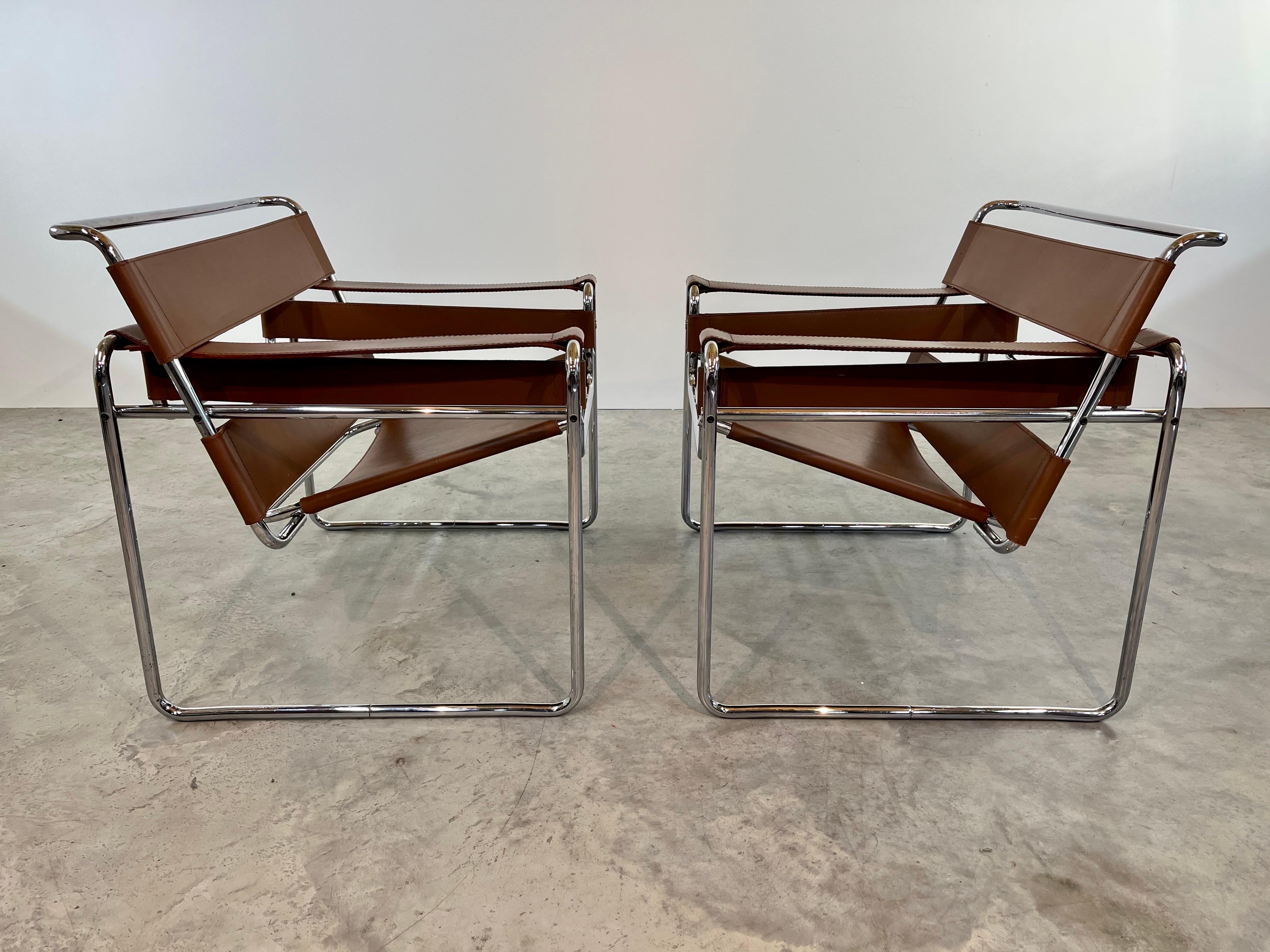 Mid-Century Modern Pair of Wassily Lounge Chairs In Chocolate Leather by Marcel Breuer For Knoll