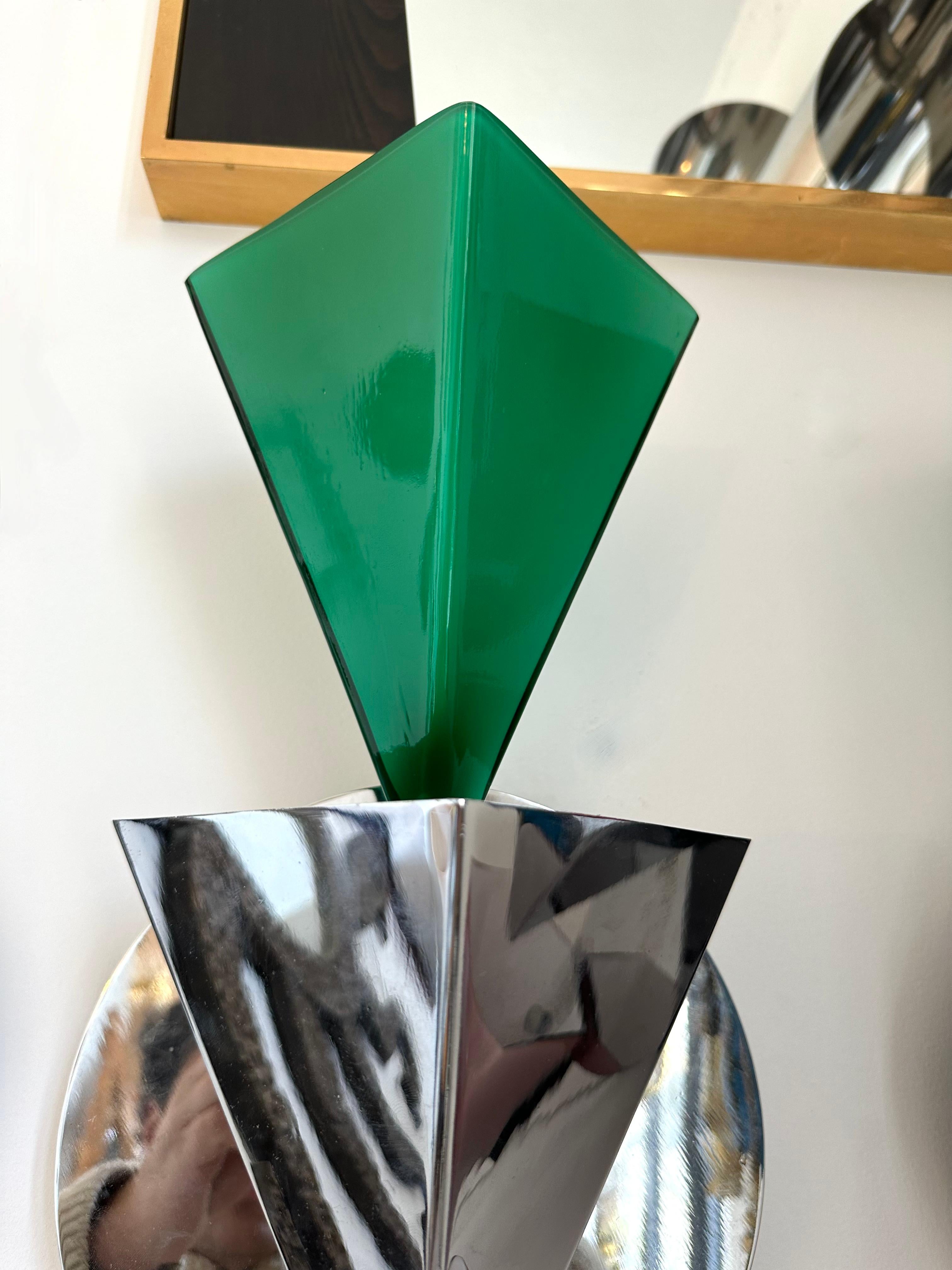 Rara coppia di applique modello Wassily in metallo cromato e vetro di Murano rosa e verde realizzate dai designers Tihani e Mancini per l'editore italiano Foscarini. Una produzione famosa come Mid-Century Modern Memphis,  Mazzega, Venini, Vistosi,