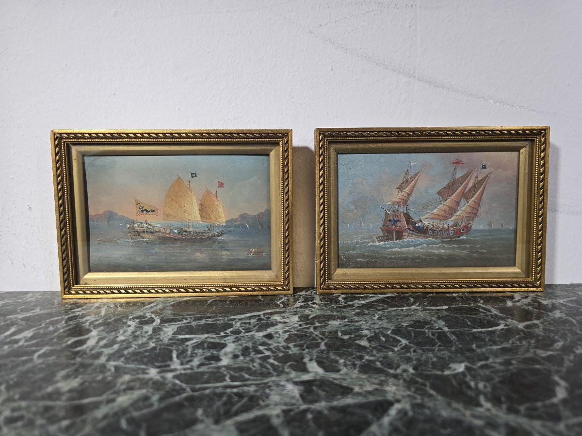 Charmante paire d'aquarelles représentant des jonques chinoises traditionnelles en mer. Ces scènes marines du XIXe siècle, minutieusement détaillées, représentent des voiliers typiques de l'Extrême-Orient, dans un cadre paisible ou en pleine