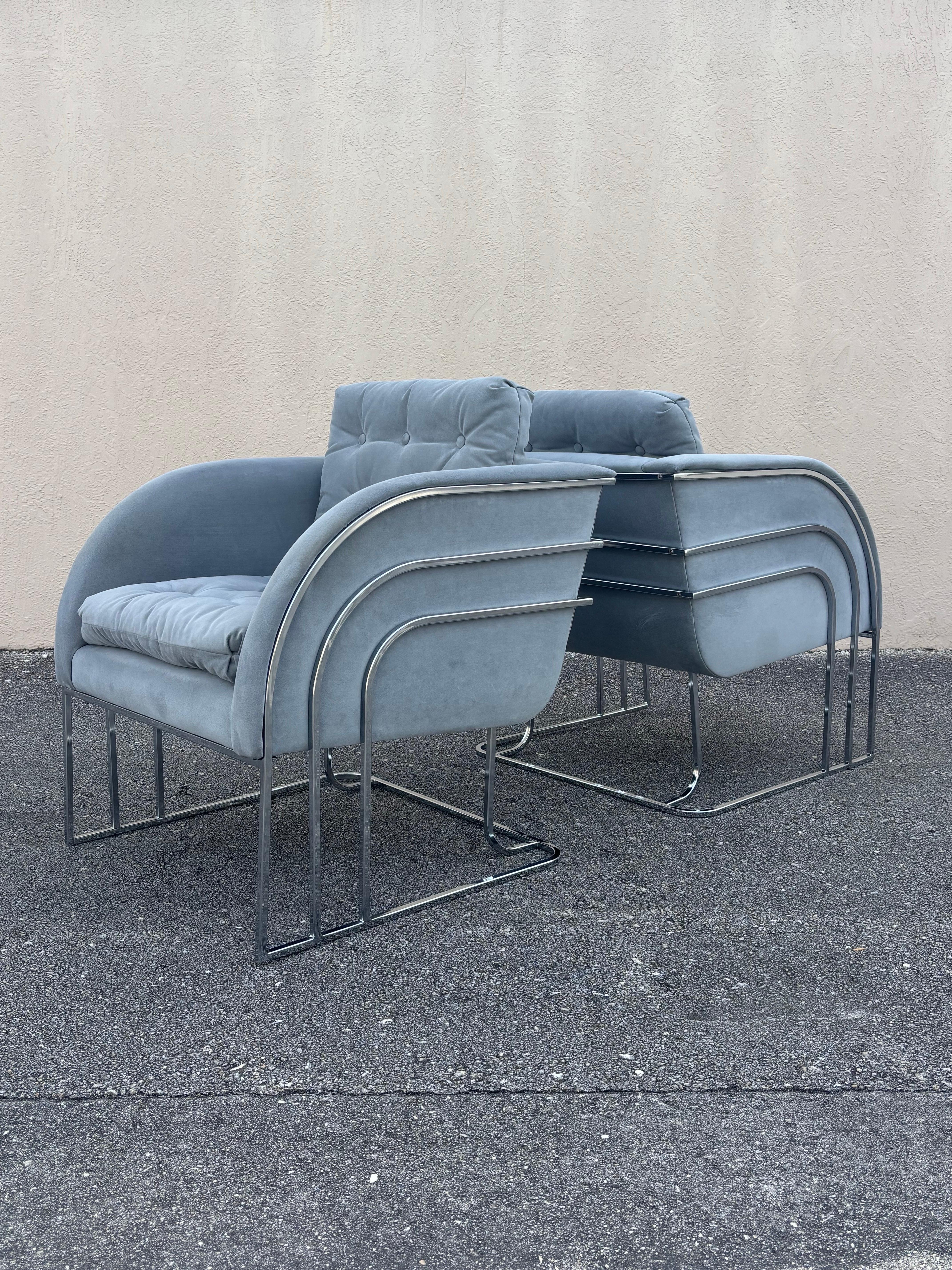 Rare paire de chaises longues en chrome poli et tissu. Conçu par George Mergenov pour Weiman/Warren Lloyds. Conçue au début des années 1970.  Magnifique design de cascade avec des lignes fluides et épurées de bon goût. 

Rembourré en faux daim de