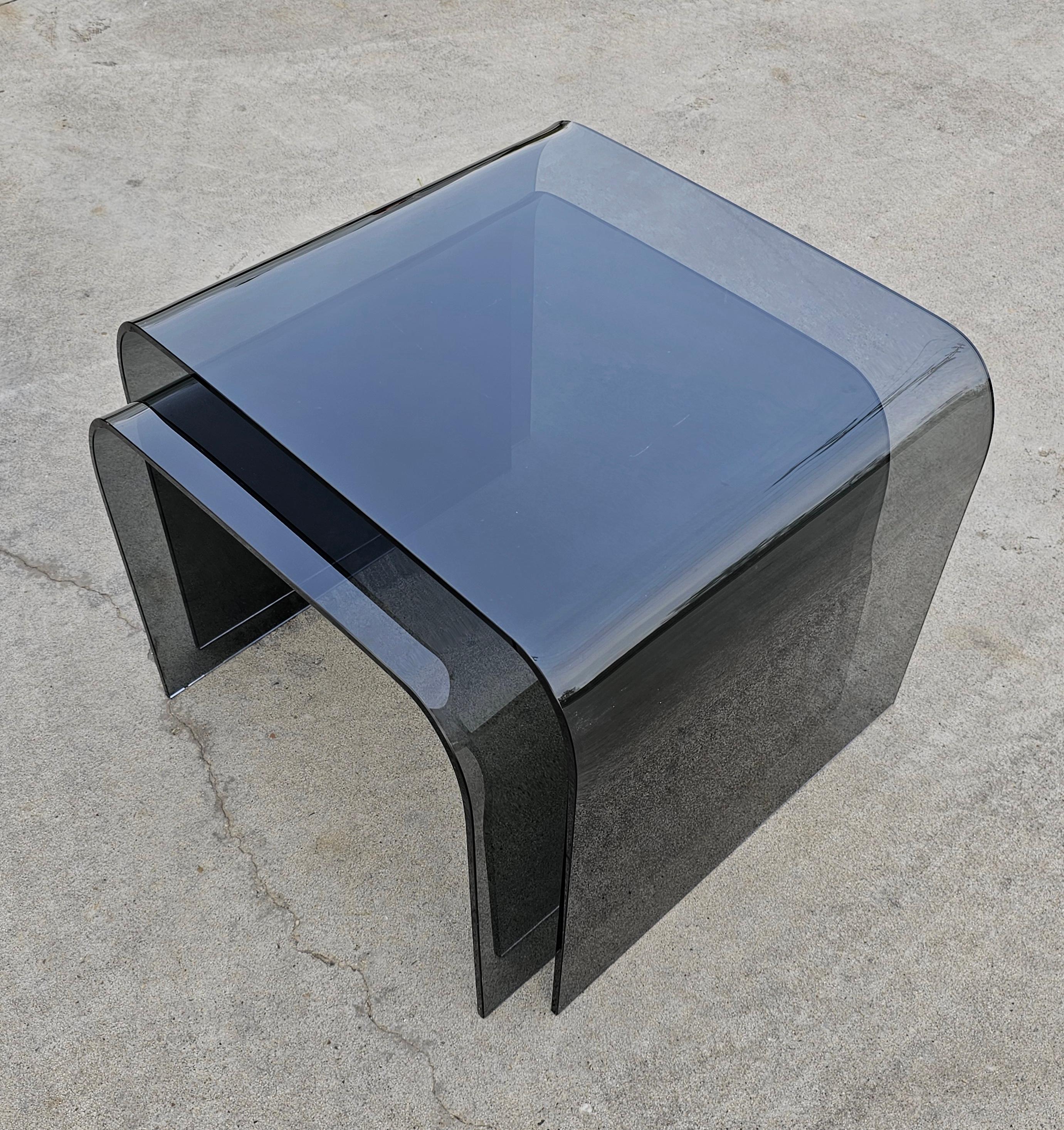 Pair of Waterfall Nesting Tables done in tinted glass attr. to FIAM, Italy 1980s In Good Condition For Sale In Beograd, RS