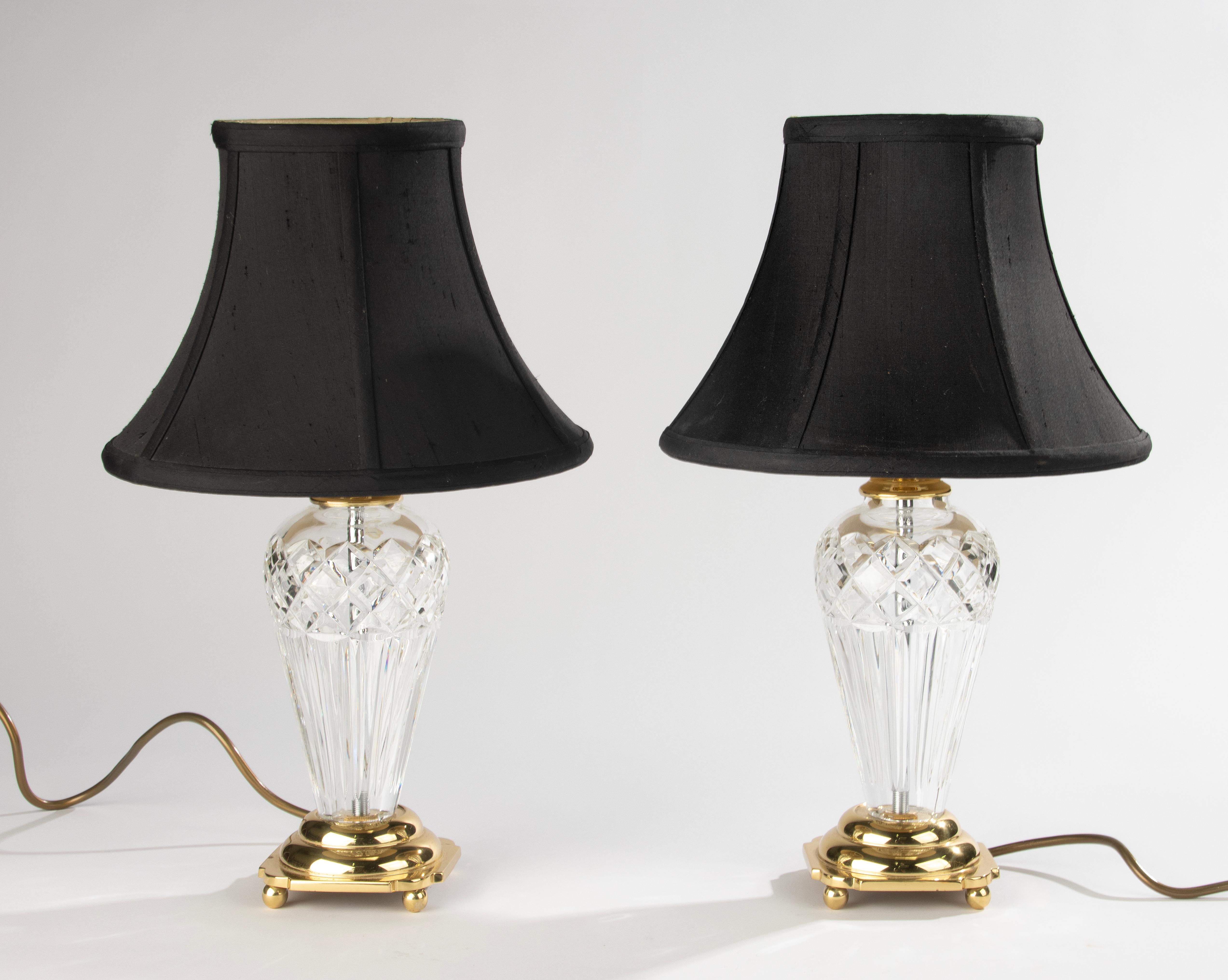 Elegante coppia di lampade da tavolo Waterford Crystal vintage, modello Belline, degli anni '90. Il design di Belline è caratterizzato da un cristallo finemente tagliato con un motivo a diamante e scanalato, abbinato a montature in ottone dorato e